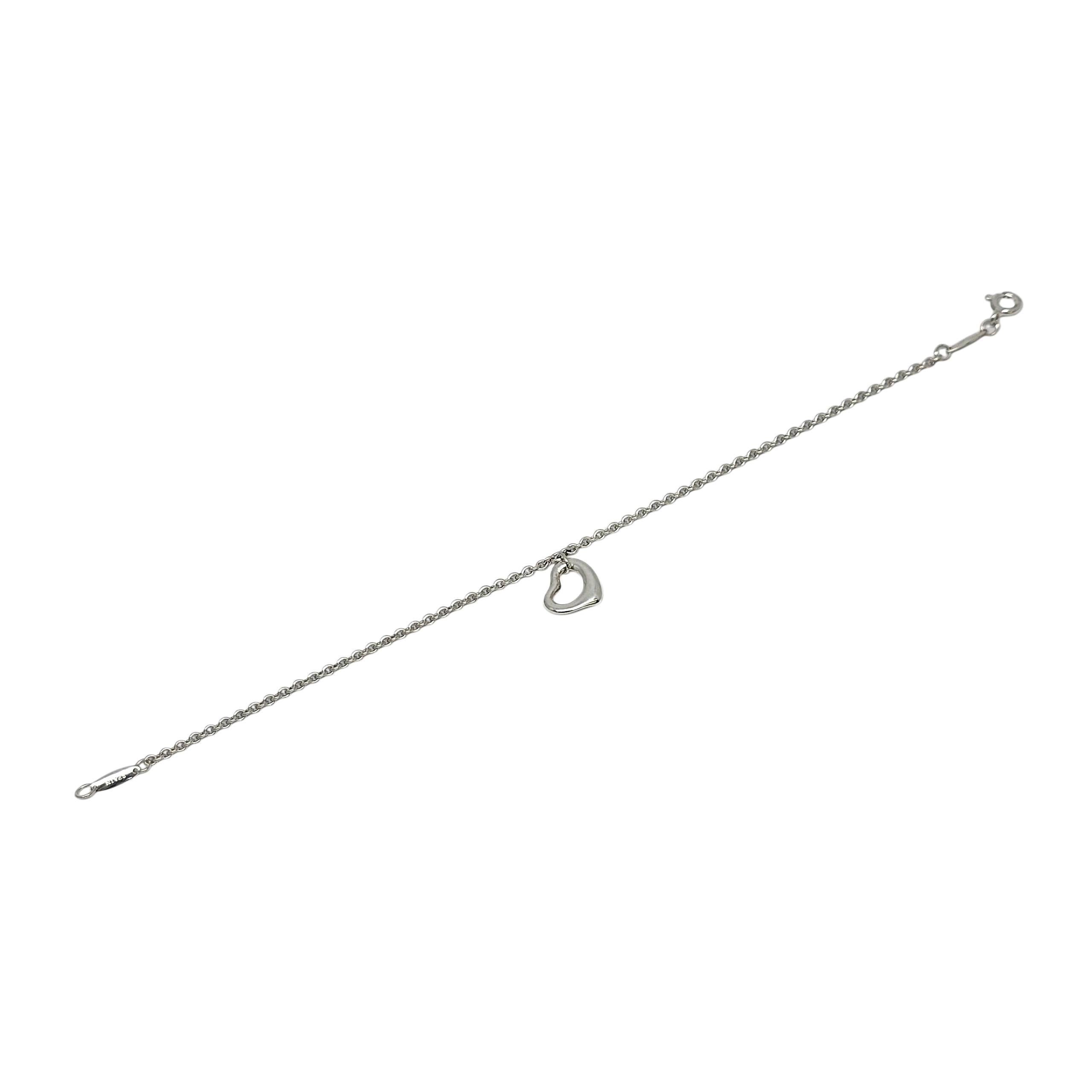 Bracciale a cuore aperto in argento 925 di Elsa Peretti for Tiffany & Co.

Un autentico braccialetto Tiffany con una delicata catena sottile e l'iconico design/One di Elsa Peretti. L'astuccio e la scatola Tiffany non sono inclusi.

Pesa circa 2,5 g,