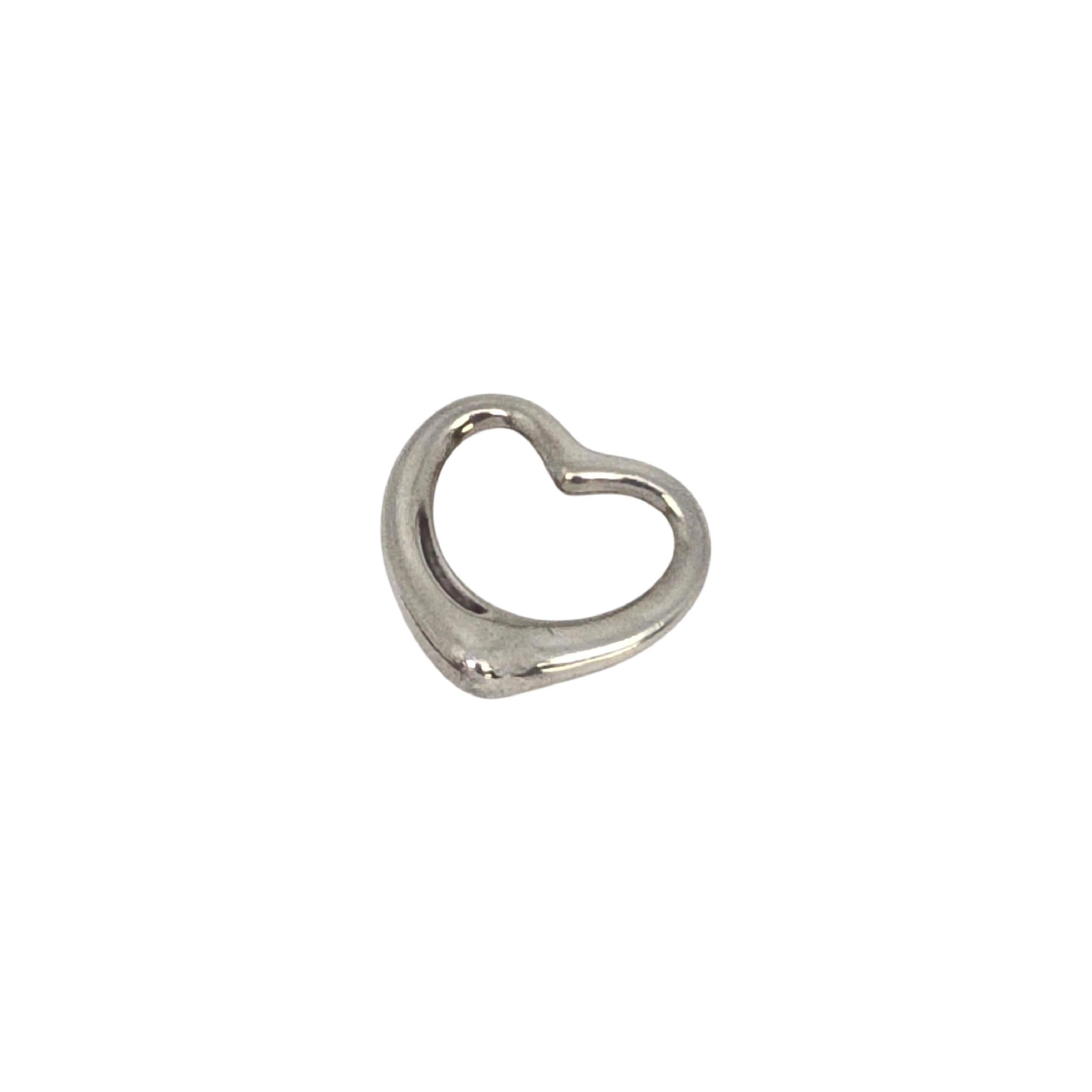 Ciondolo a cuore aperto da 27 mm in argento Sterling di Elsa Peretti for Tiffany & Co.

Un bellissimo ciondolo autentico di Tiffany & Co. con l'iconico design Open Heart di Elsa Peretti. La scatola e l'astuccio di Tiffany & Co. non sono
