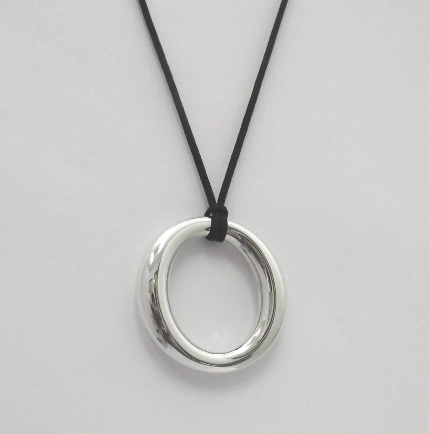 TIFFANY & Co. Elsa Peretti Sterling Silver 35mm Sevillana Pendant Necklace

Metal: Sterling Silver
Silver Weight: 10.0 grams
Pendant: 35mm (1.4