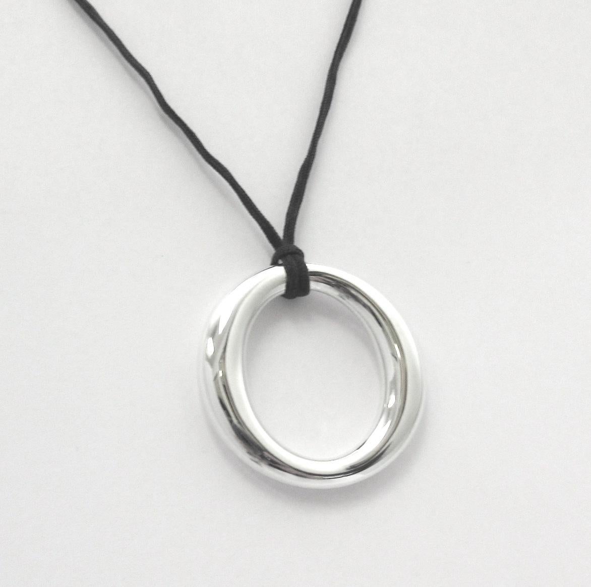 TIFFANY & Co. Elsa Peretti - Collana con ciondolo Sevillana da 35 mm in argento sterling

Metallo: Argento massiccio
Argento Peso: 7,80 grammi
Ciondolo: 35 mm (1,4