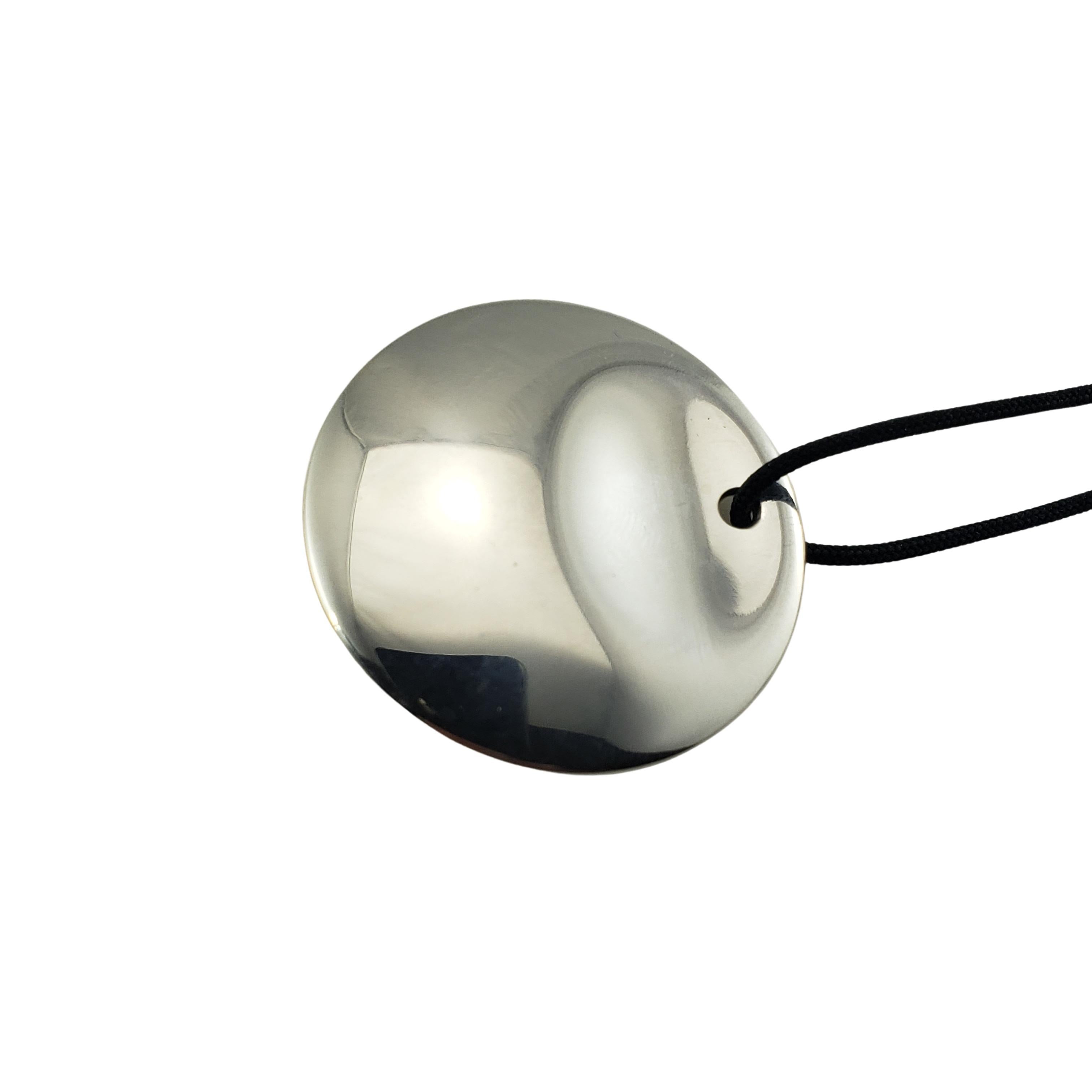 Tiffany & Co. Elsa Peretti Sterling Silver Pendant Necklace-

This elegant pendant by Elsa Peretti for Tiffany & Co. is crafted in classic sterling silver and suspends from a black silk cord.

Size: 35 mm (pendant)
         18 inches