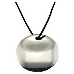 Tiffany & Co. Elsa Peretti, collier pendentif en argent sterling et cordon de soie
