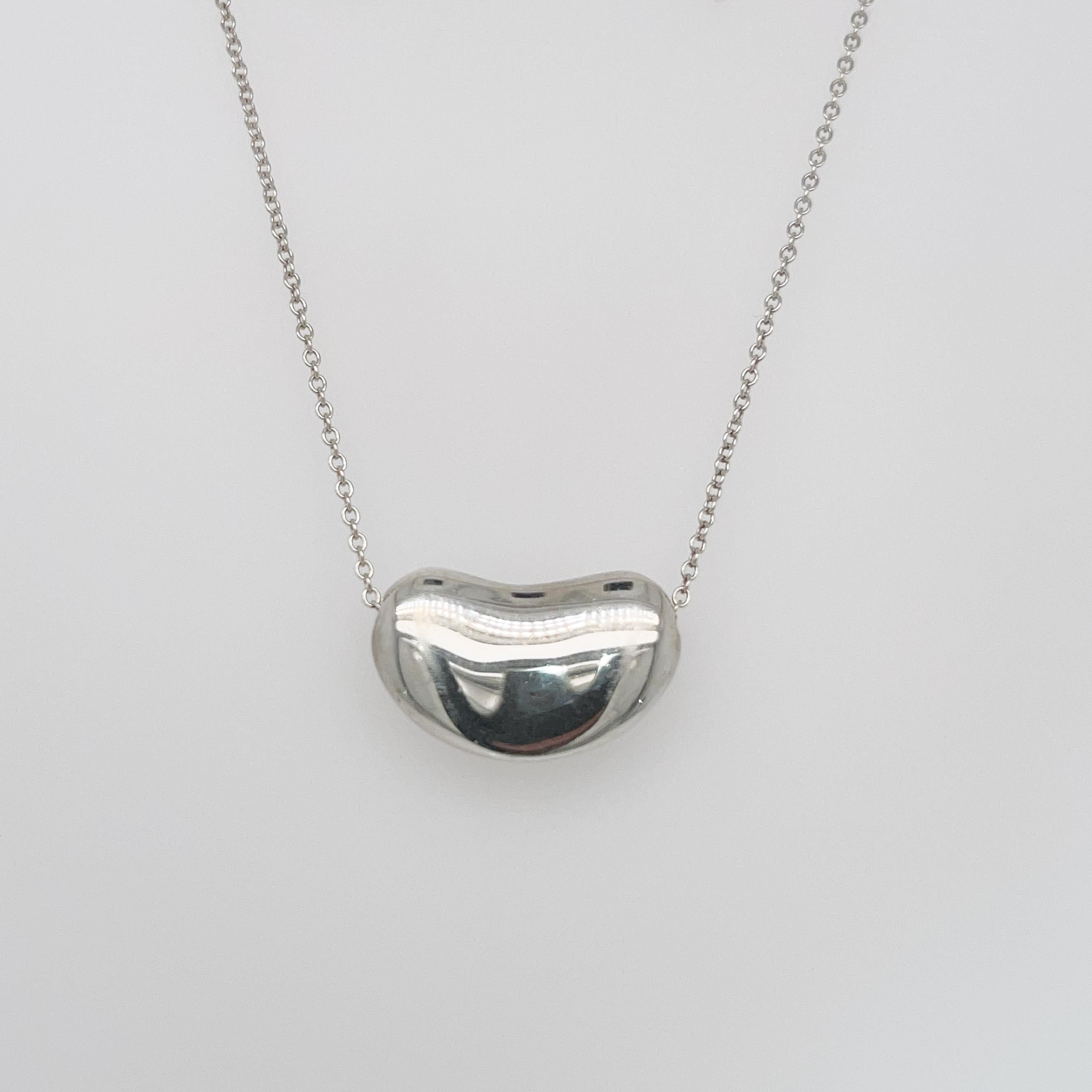 A fine Tiffany & Co. Bean necklace.

Designed by Elsa Peretti.

In sterling silver.

Together with a signed Tiffany & Co. chain.

Simply great Tiffany design!

Date:
20th Century

Overall Condition:
It is in overall good, as-pictured, used estate