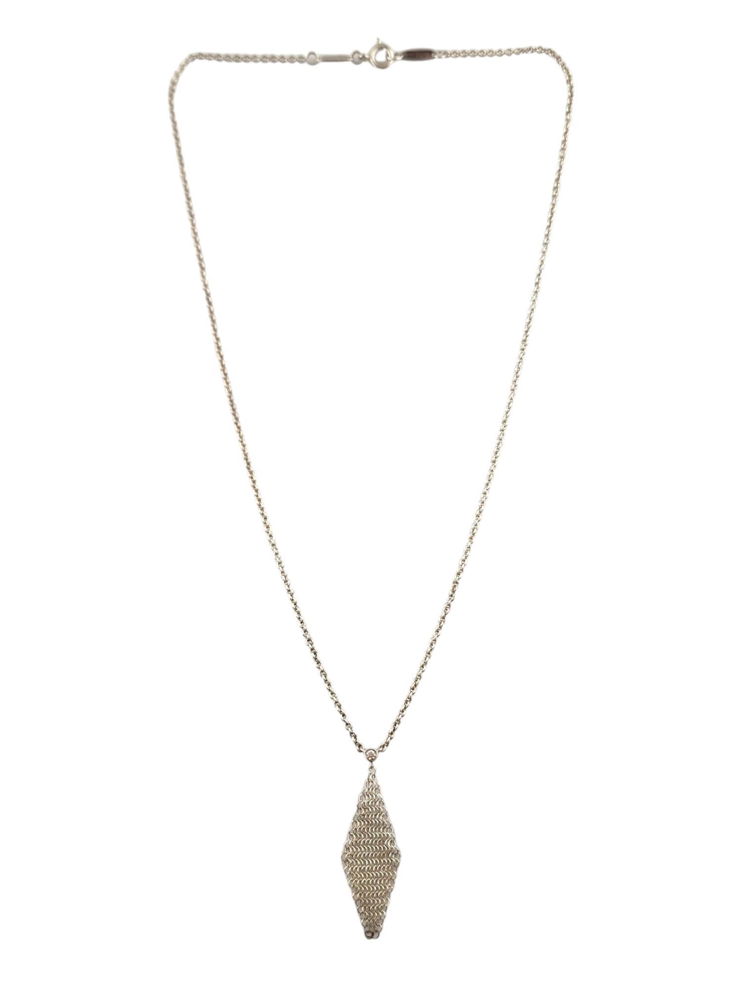 Tiffany & Co Elsa Peretti Collier à pendentif en maille diamantée en argent sterling

Ce magnifique collier en argent sterling de Tiffany & Co est orné d'un pendentif en maille et d'un diamant rond étincelant de taille brillant !

Poids total