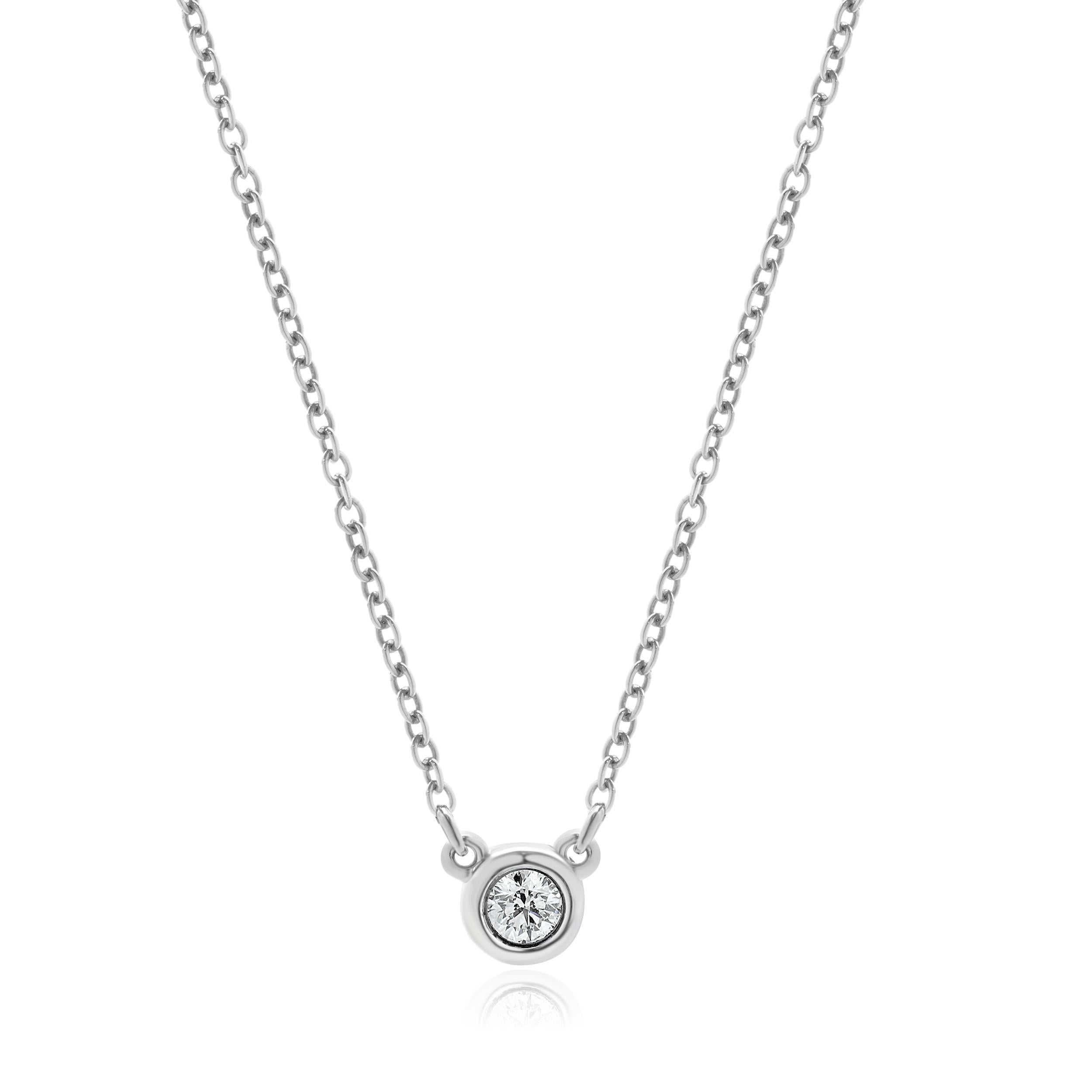 Designer: Tiffany & Co. / Elsa Peretti
Materiale: argento sterling
Diamante: 1 taglio brillante rotondo = 0,12ct
Colore: H
Chiarezza: SI1
Dimensioni: la collana misura 17 pollici di lunghezza
Peso: 1.60 grammi