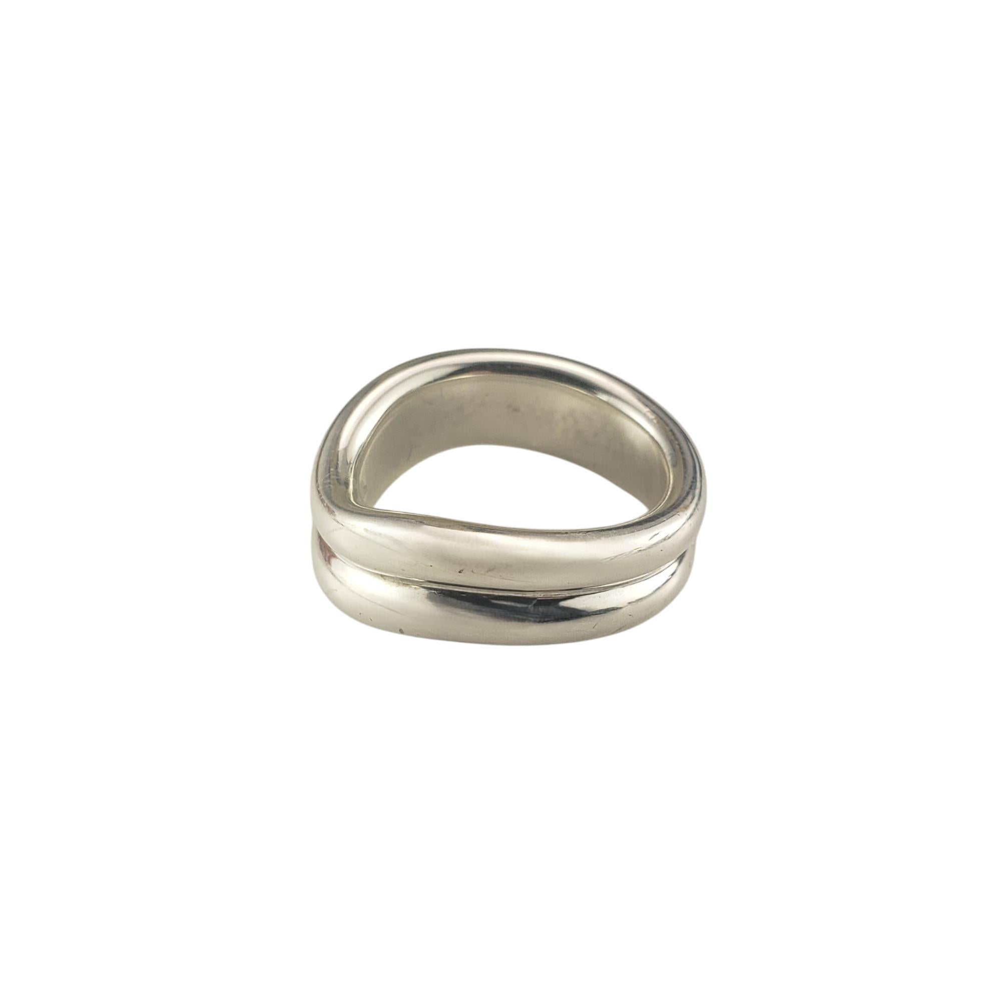 Tiffany & Co. Elsa Peretti Sterling Silver Doppio Wave Band Ring Size 6

This elegant Doppio Wave band is crafted in beautifully detailed sterling silver. By Elsa Peretti for Tiffany & Co.

Width: 7 mm

Ring Size: 6

Weight: 6.1 dwt/ 9.5
