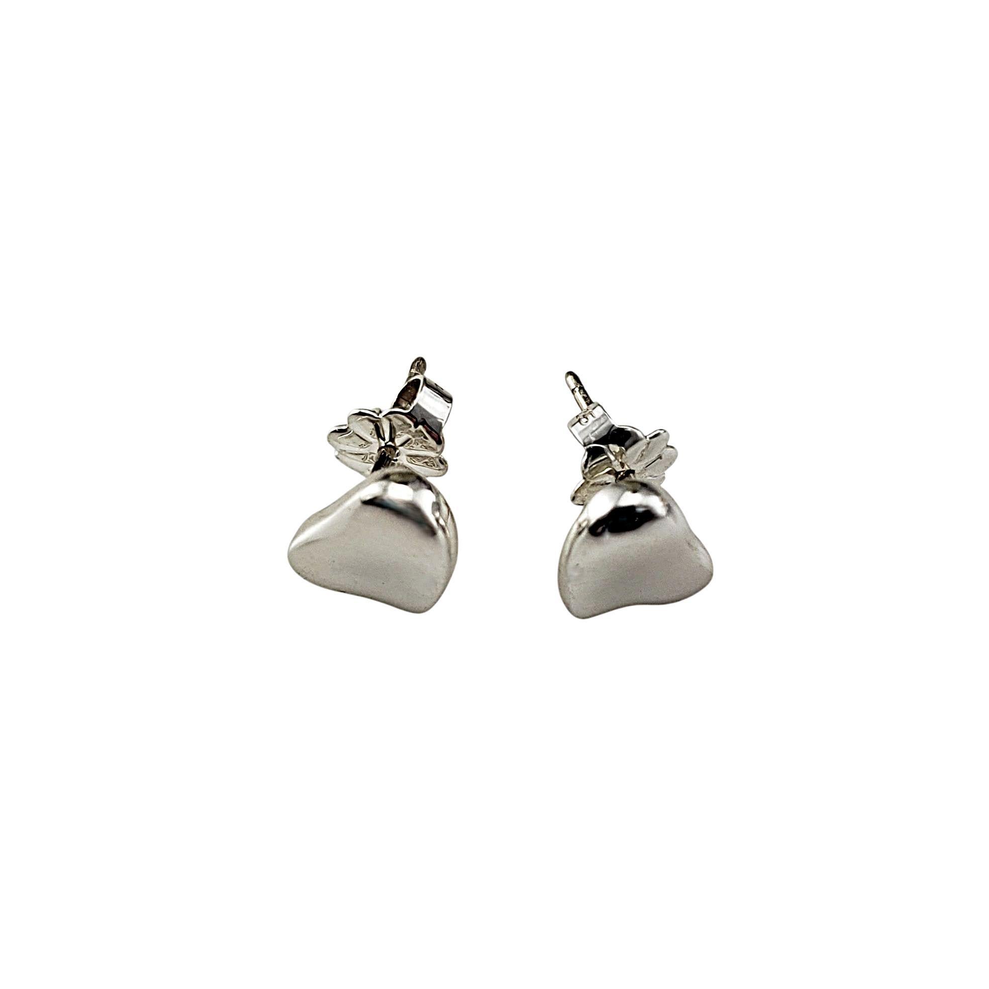 Tiffany & Co. Elsa Peretti - Orecchini a cuore pieno in argento sterling-

Questi iconici orecchini a perno di Elsa Peretti for Tiffany & Co. presentano l'audace design a cuore scultoreo che è diventato una firma della linea. Eleganti ed espressivi,