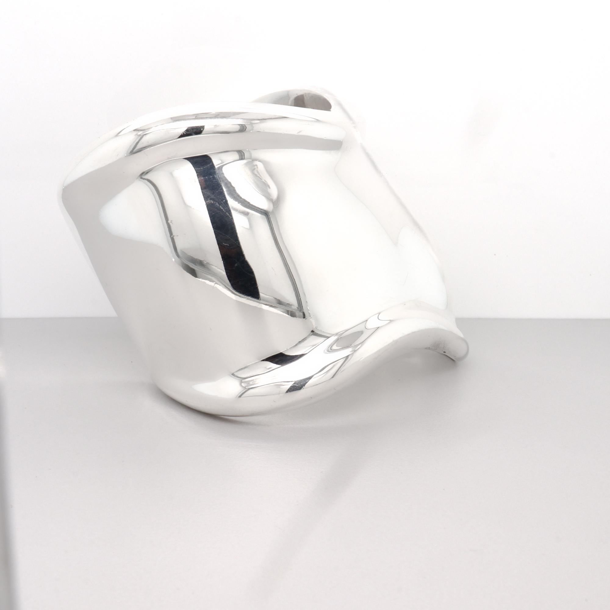 Elsa Peretti for Tiffany & Co. in argento sterling, bracciale in osso con la mano sinistra, 1978 in vendita 5