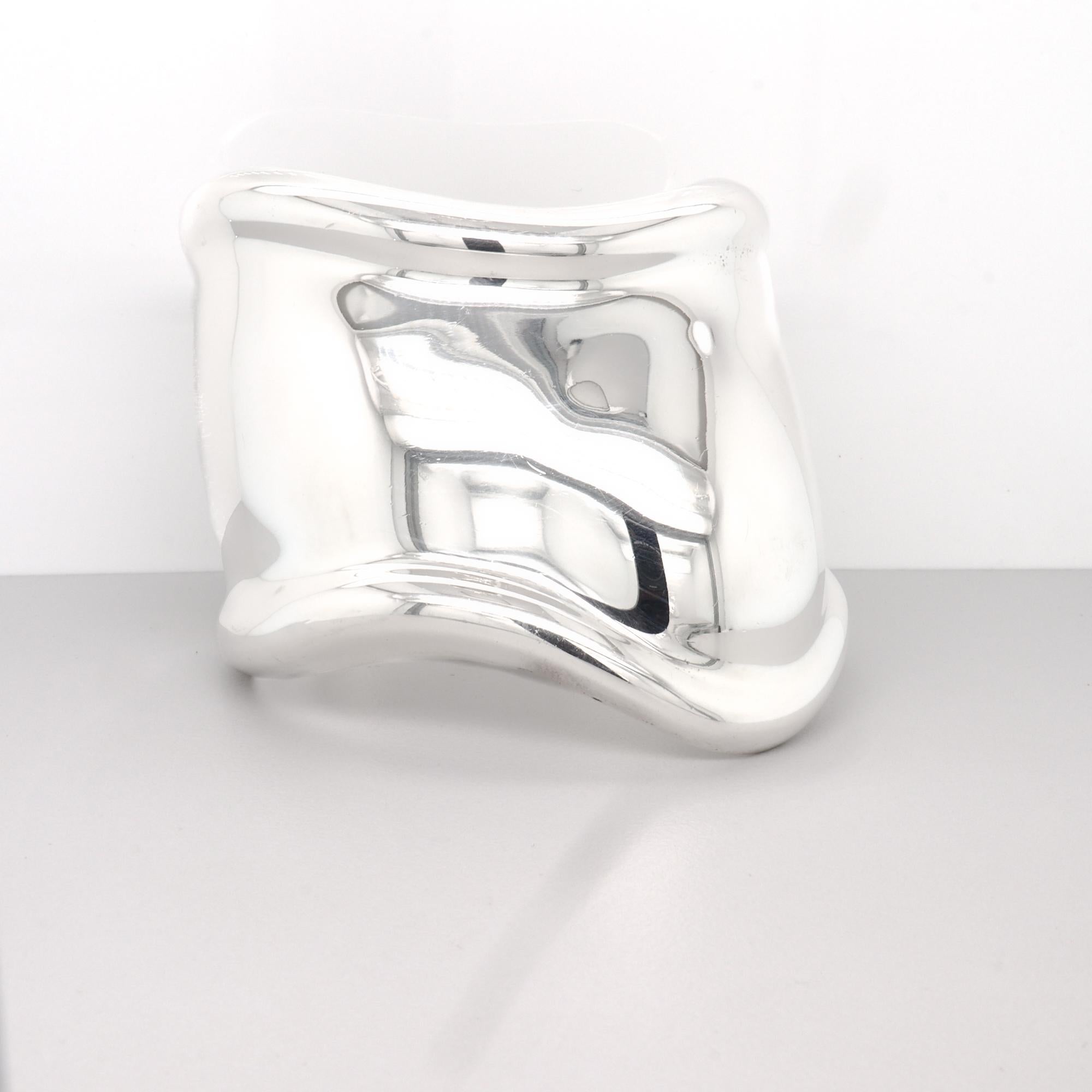 Elsa Peretti for Tiffany & Co. in argento sterling, bracciale in osso con la mano sinistra, 1978 in vendita 6