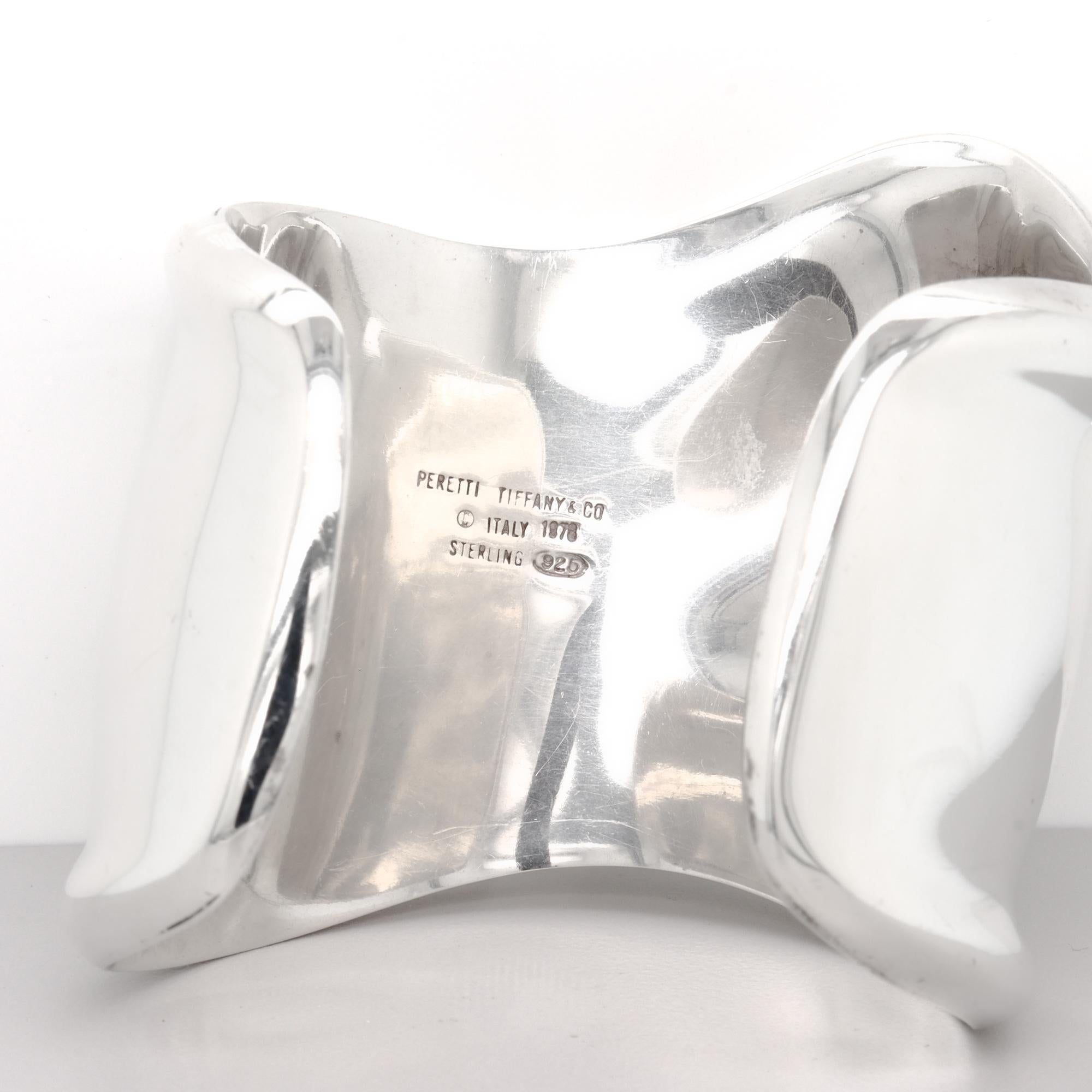 Elsa Peretti for Tiffany & Co. in argento sterling, bracciale in osso con la mano sinistra, 1978 in vendita 7