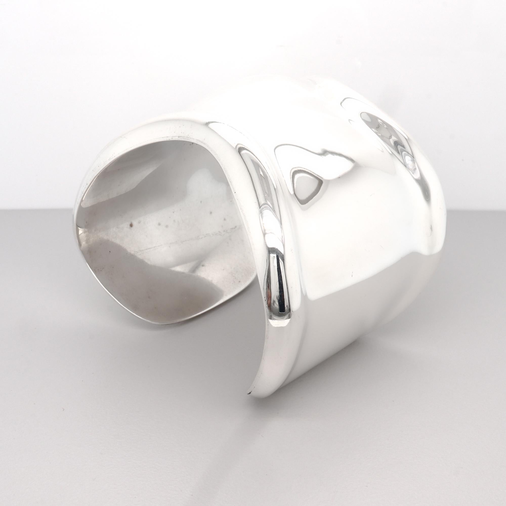 Elsa Peretti for Tiffany & Co. in argento sterling, bracciale in osso con la mano sinistra, 1978 in vendita 8