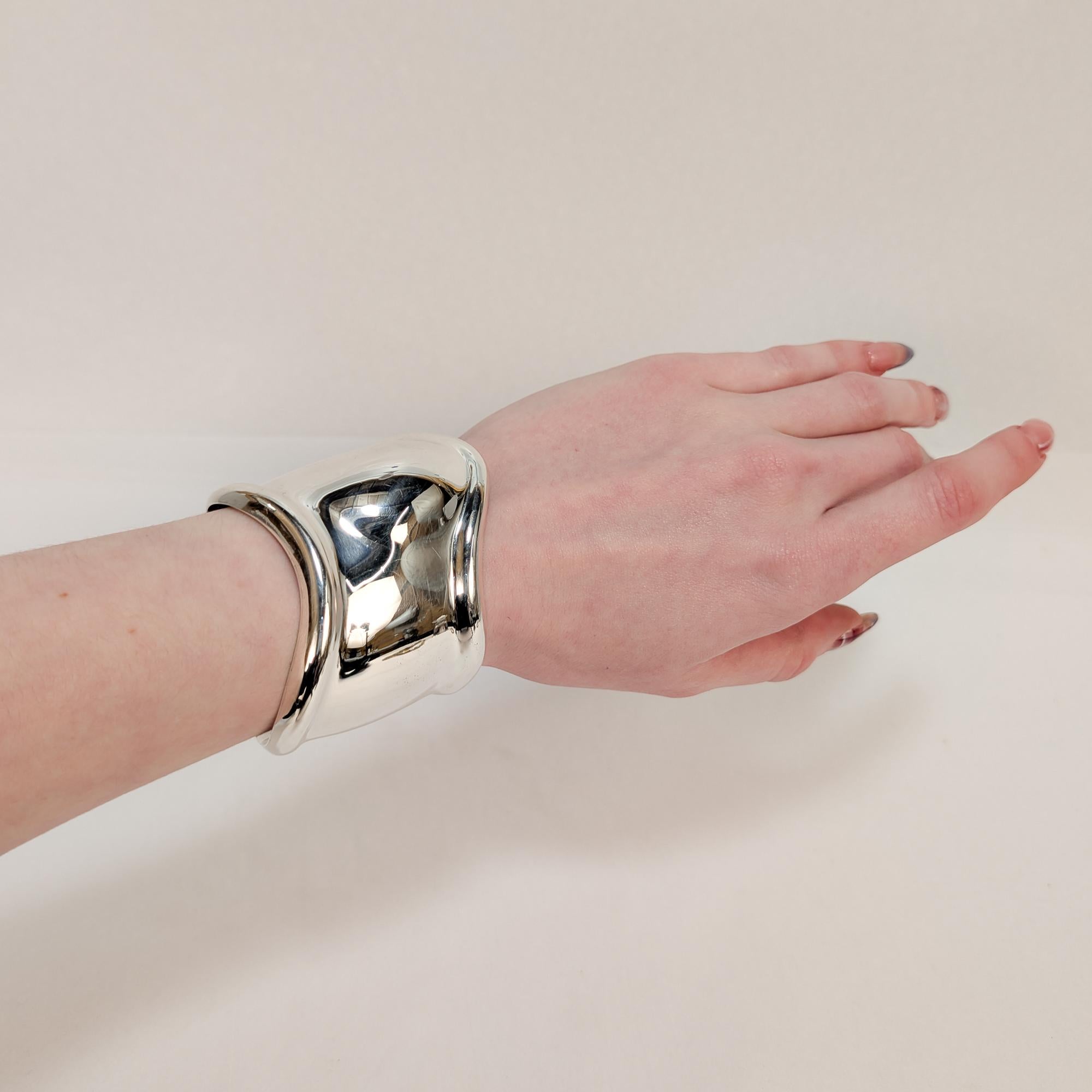 Elsa Peretti for Tiffany & Co. in argento sterling, bracciale in osso con la mano sinistra, 1978 in vendita 11