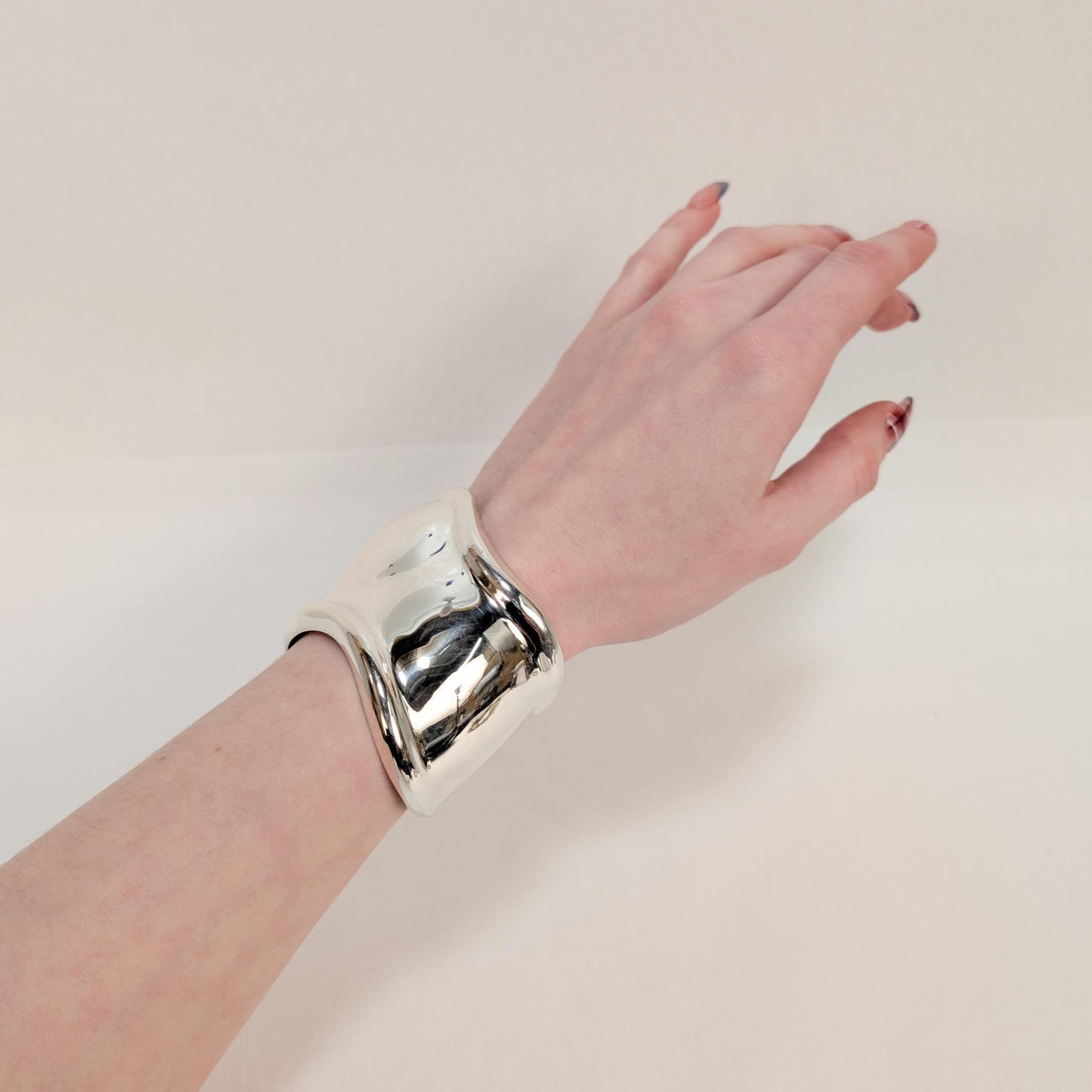 Moderno Elsa Peretti for Tiffany & Co. in argento sterling, bracciale in osso con la mano sinistra, 1978 in vendita