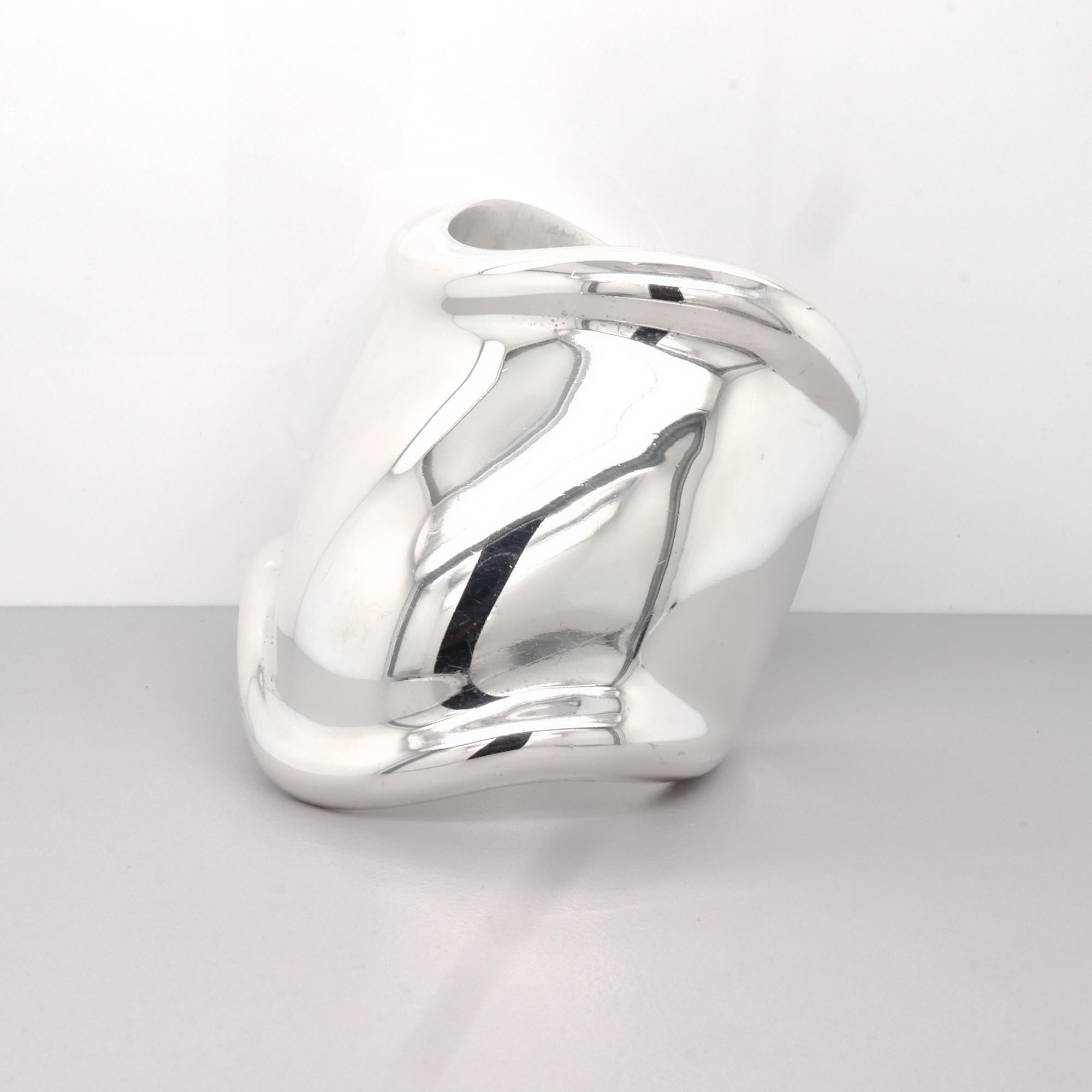 Elsa Peretti for Tiffany & Co. in argento sterling, bracciale in osso con la mano sinistra, 1978 in vendita 2