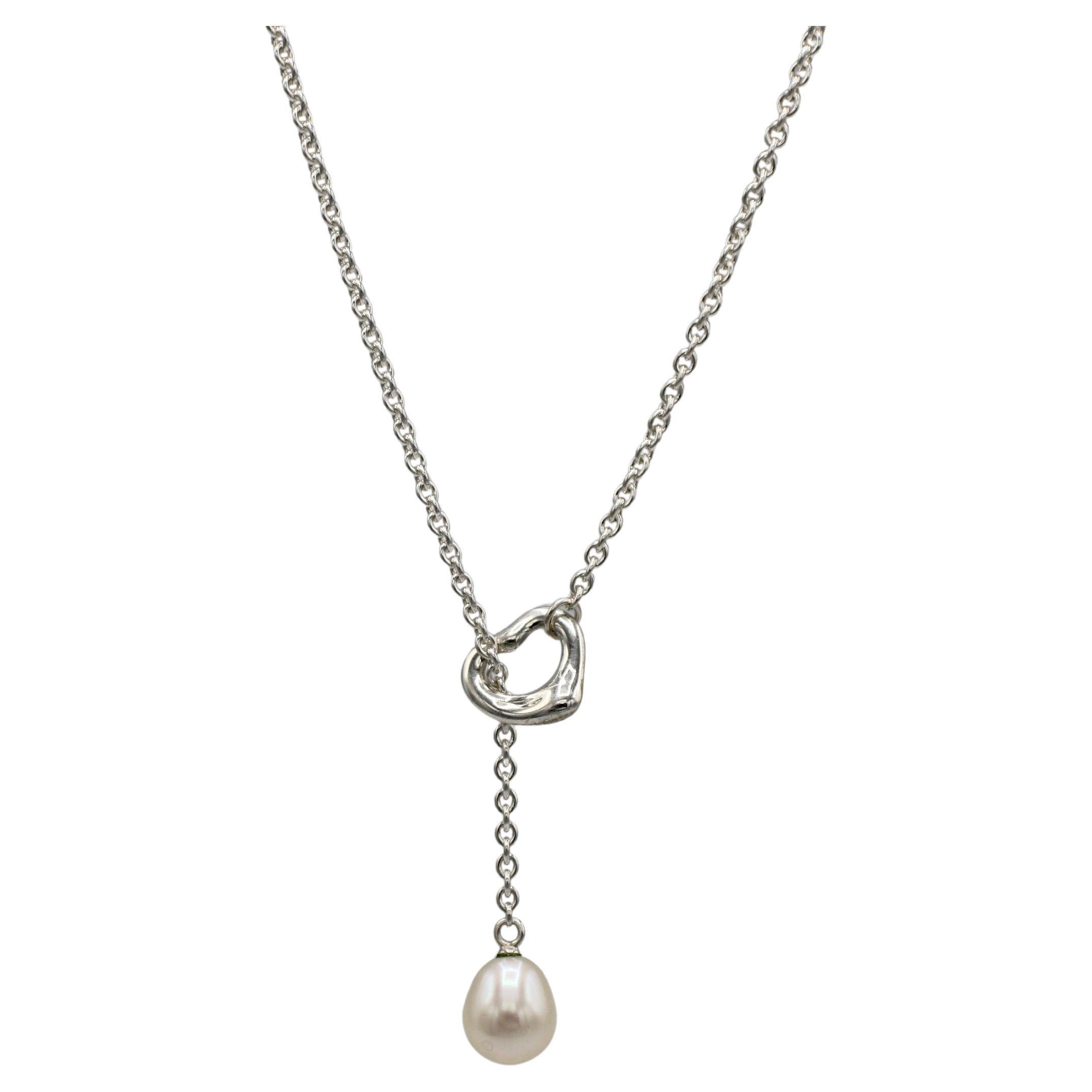Tiffany & Co. Collier Lariat Elsa Peretti en argent sterling avec perles en forme de cœur ouvert
Métal : Argent sterling 925
Poids : 5.89 grammes
Longueur : 19 pouces (réglable) 
Perle : Perle de culture d'eau douce 7,5-8 mm
Prix de détail : 725