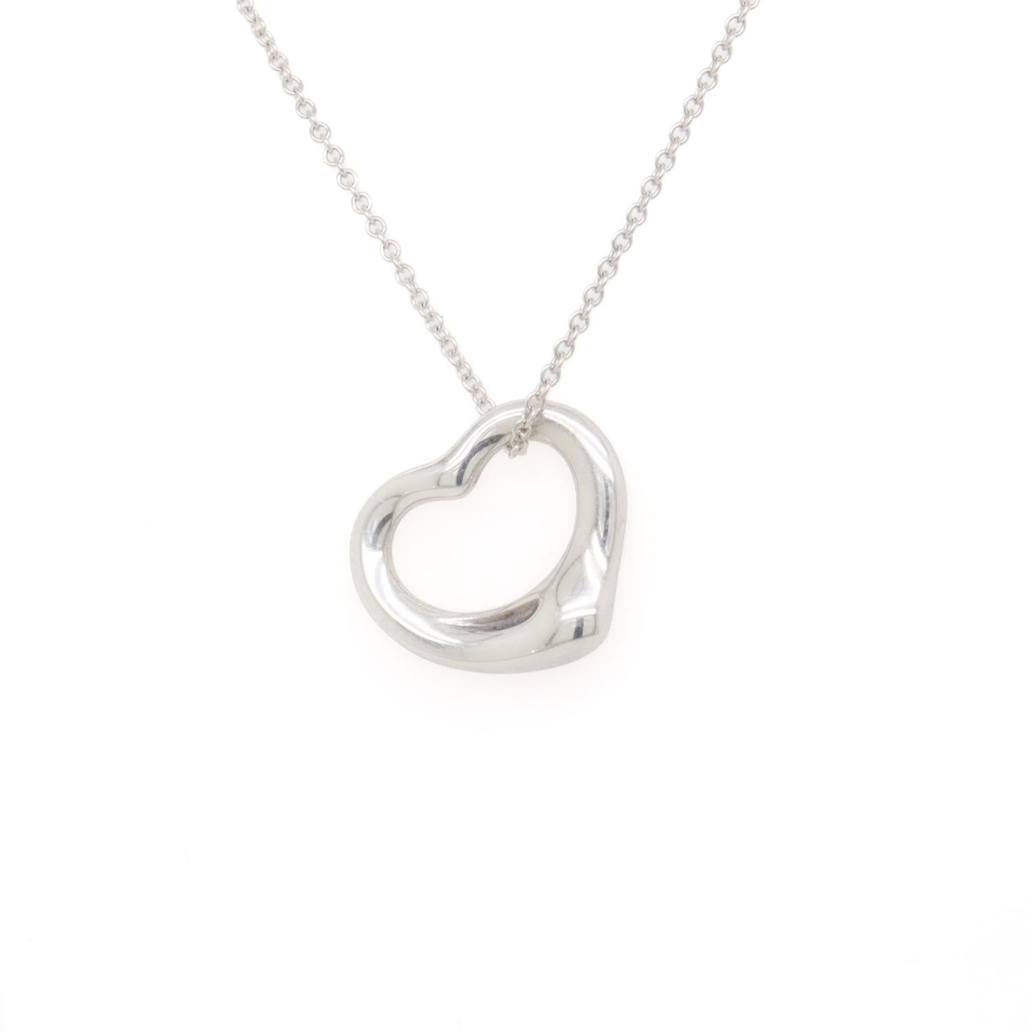 Una raffinata collana d'argento di design.

In argento sterling. 

Disegnato da Elsa Peretti per Tiffany & Co.

Nel modello Open Heart. 

Insieme a una catena in argento Tiffany.

Con il marchio Tiffany & Co. / © / Elsa Peretti / 925 / Spagna sul