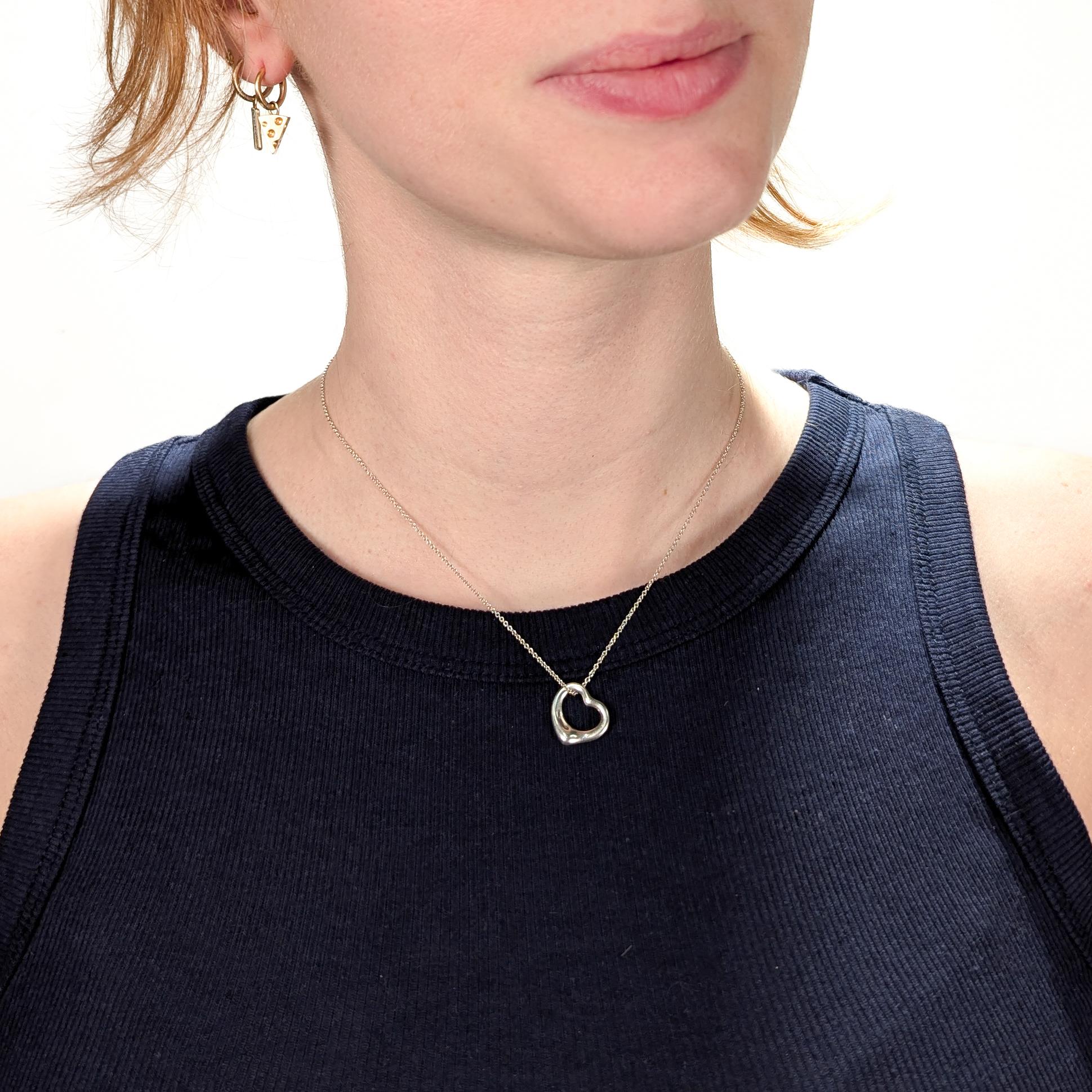 Moderno Tiffany & Co. Collana con ciondolo a cuore aperto di Elsa Peretti in argento sterling in vendita