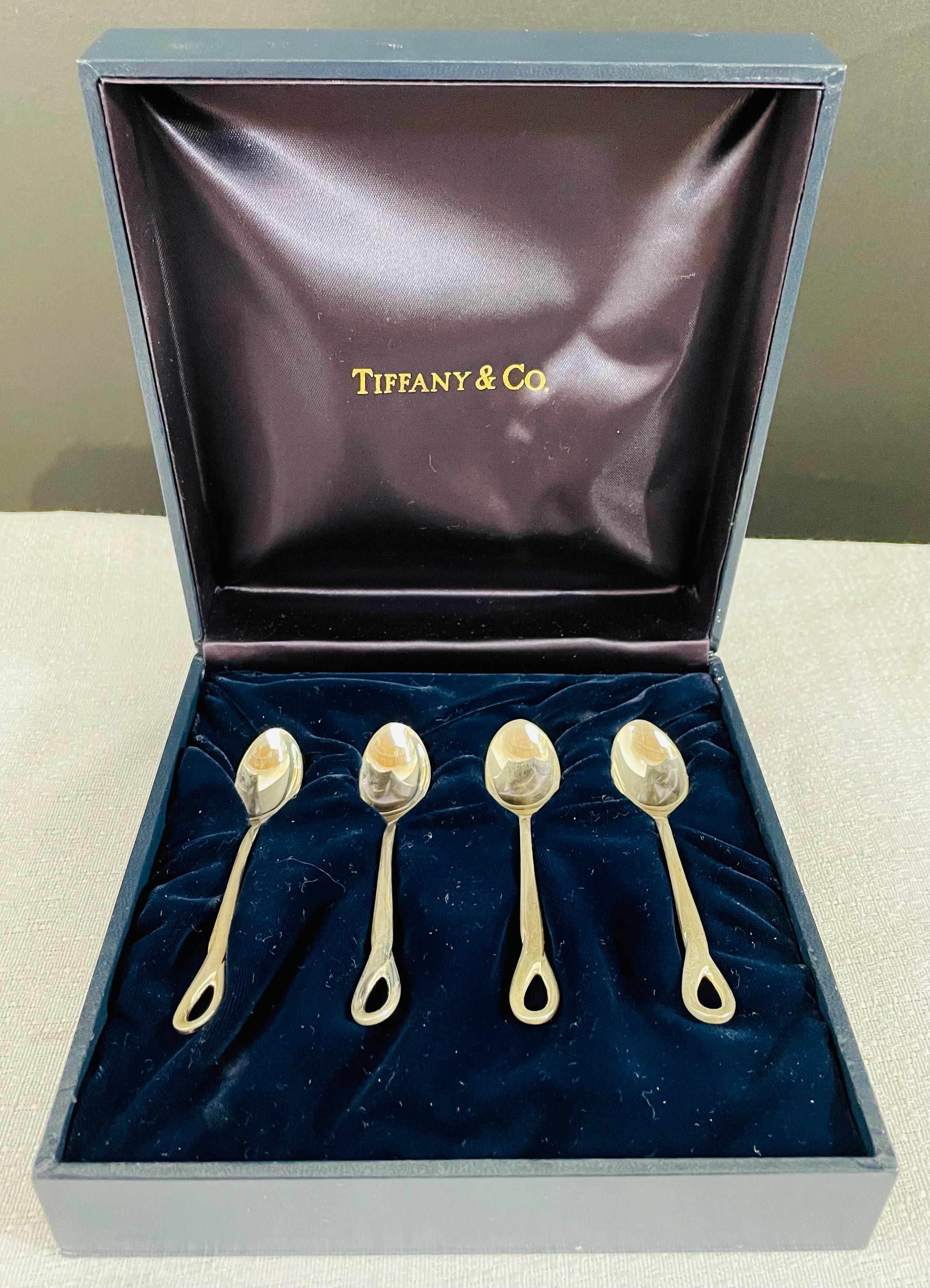 Un ensemble de 4 cuillères à bébé en argent sterling Tiffany & Co Elsa Peretti présentées dans un coffret Tiffany d'origine bleu foncé. Chaque cuillère est signée AT&T Sterling Peretti @Italie 1984. Des pièces collectives de grande valeur pour les