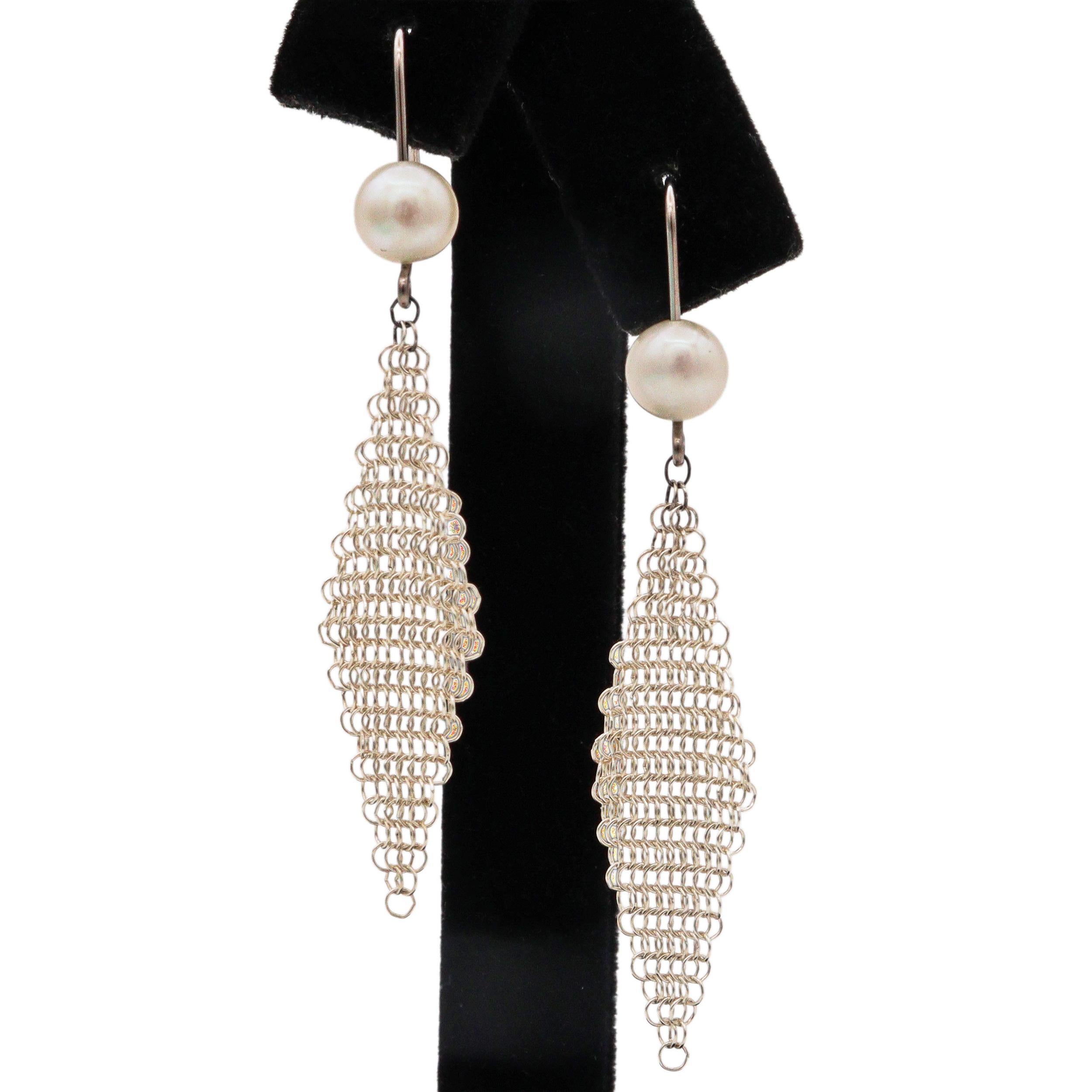 Tiffany & Co. Orecchini in argento sterling con perle e stoffa, un design elegante e raro che unisce i dettagli di un tessuto morbido alla lucentezza senza tempo delle perle. Realizzato in pregiato argento sterling, ogni orecchino presenta una