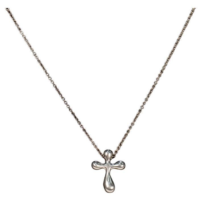 Tiffany & Co. Elsa Peretti Sterling Silver Pendant Cross Necklace In Good Condition For Sale In Philadelphia, PA