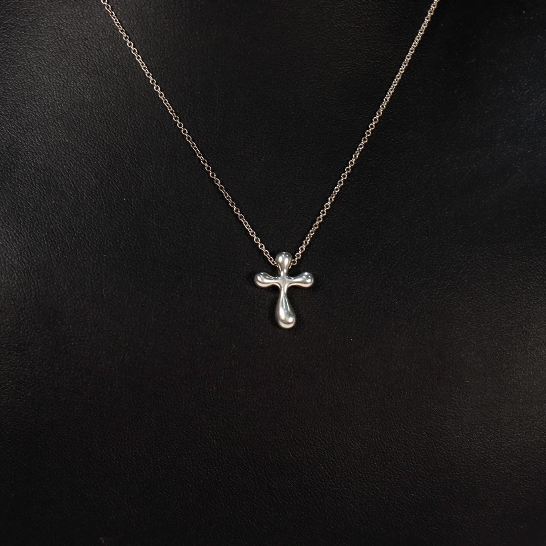 Tiffany & Co. Elsa Peretti Sterling Silver Pendant Cross Necklace In Good Condition For Sale In Philadelphia, PA