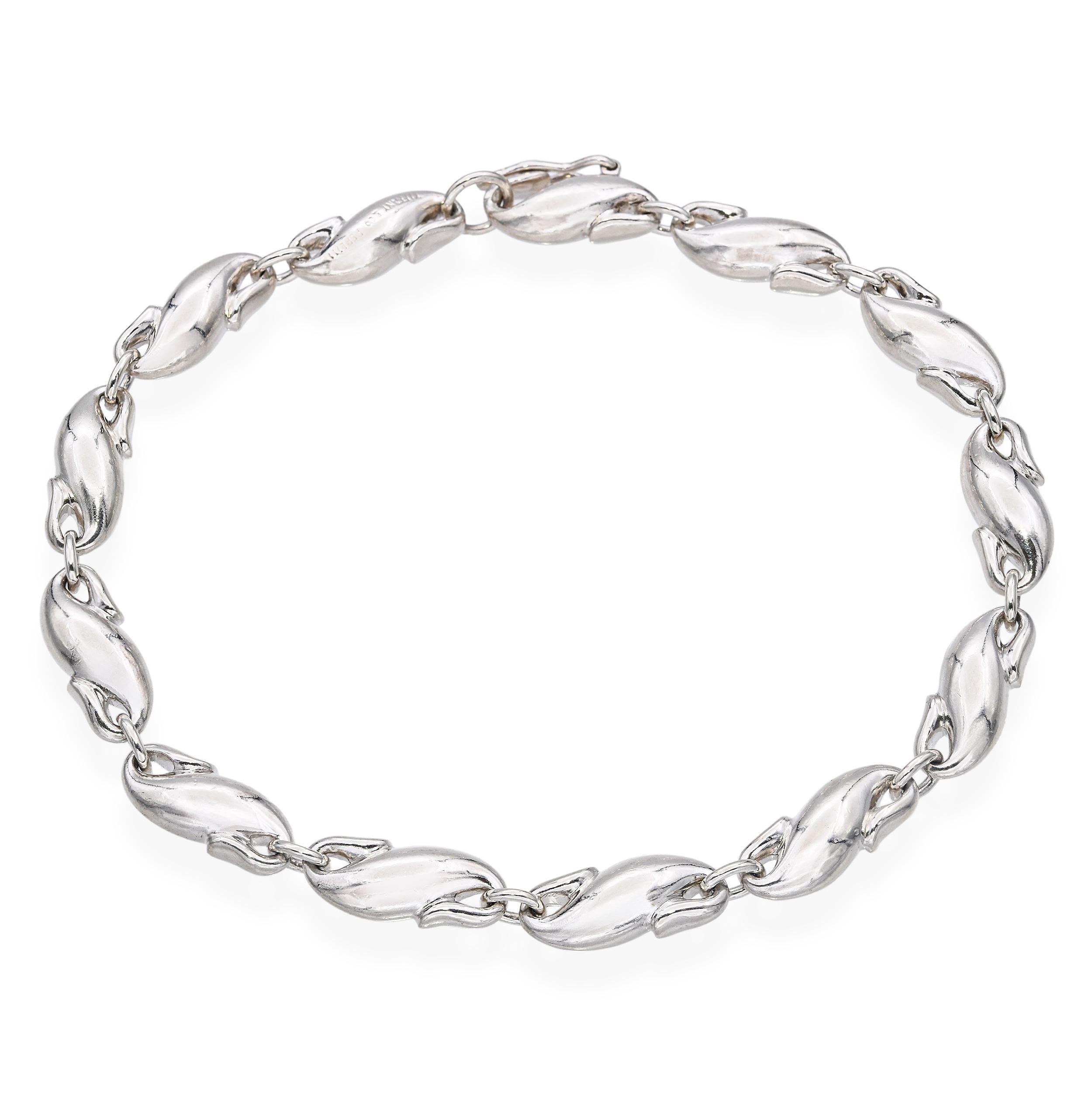 Questo bracciale vintage di Tiffany & Co., disegnato da Elsa Peretti, è realizzato in argento sterling con un elegante motivo a cavalluccio marino. Nota per i suoi design organici e scultorei, Peretti cattura le curve aggraziate del cavalluccio