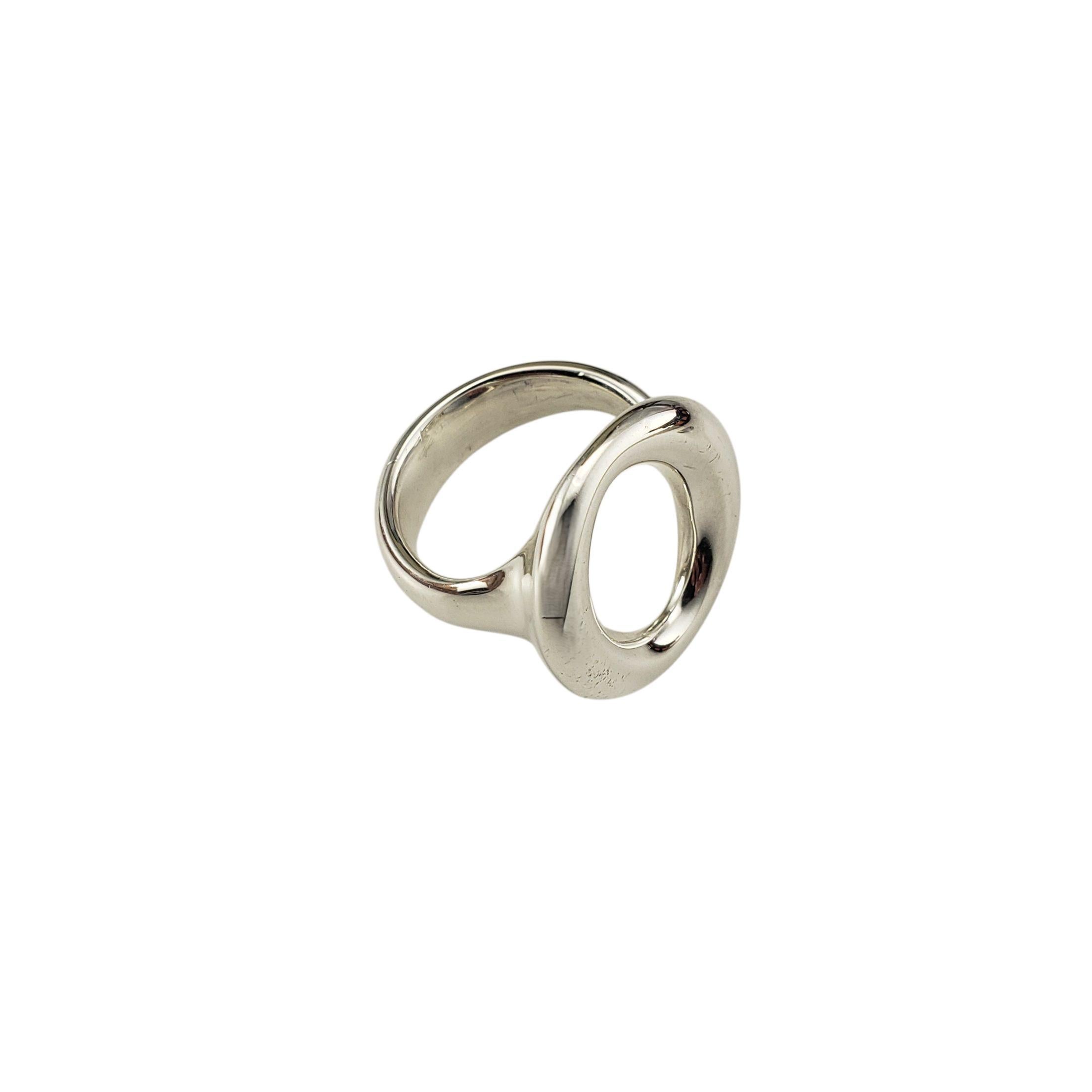 Tiffany & Co. Anello Sevillana in argento 925 di Elsa Peretti misura 6

Questo anello Elsa Peretti for Tiffany & Co. è caratterizzato da un design ovale aperto e fluido, ispirato all'eleganza della cultura spagnola. Realizzata in argento sterling