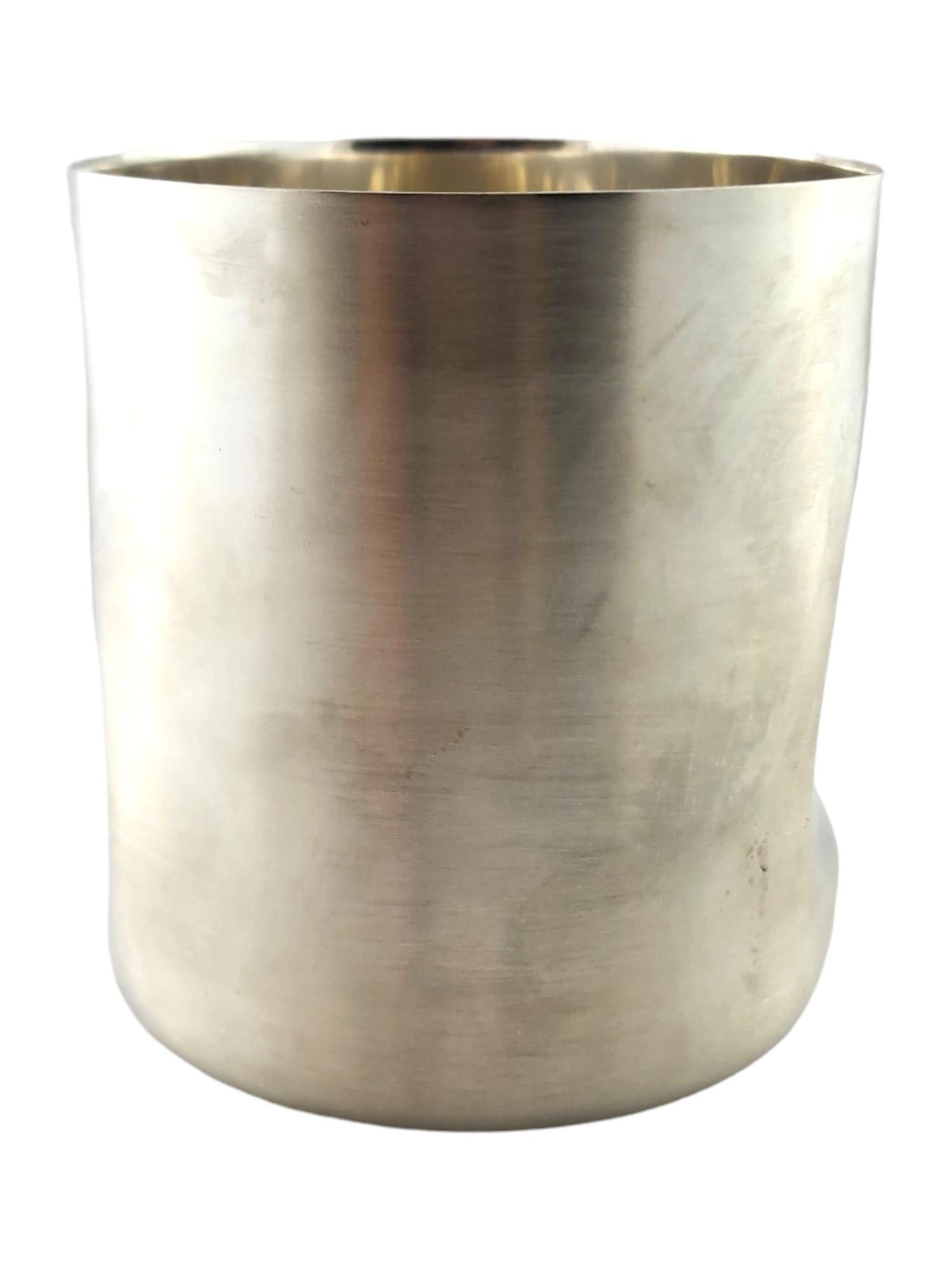 Tiffany & Co Elsa Peretti Sterling Silver Thumbprint Water Cup

This beautiful thumbprint water cup by designer Elsa Peretti for Tiffany & Co was crafted from sterling silver with a gorgeous satin finish!

Approximate size: 3 1/2