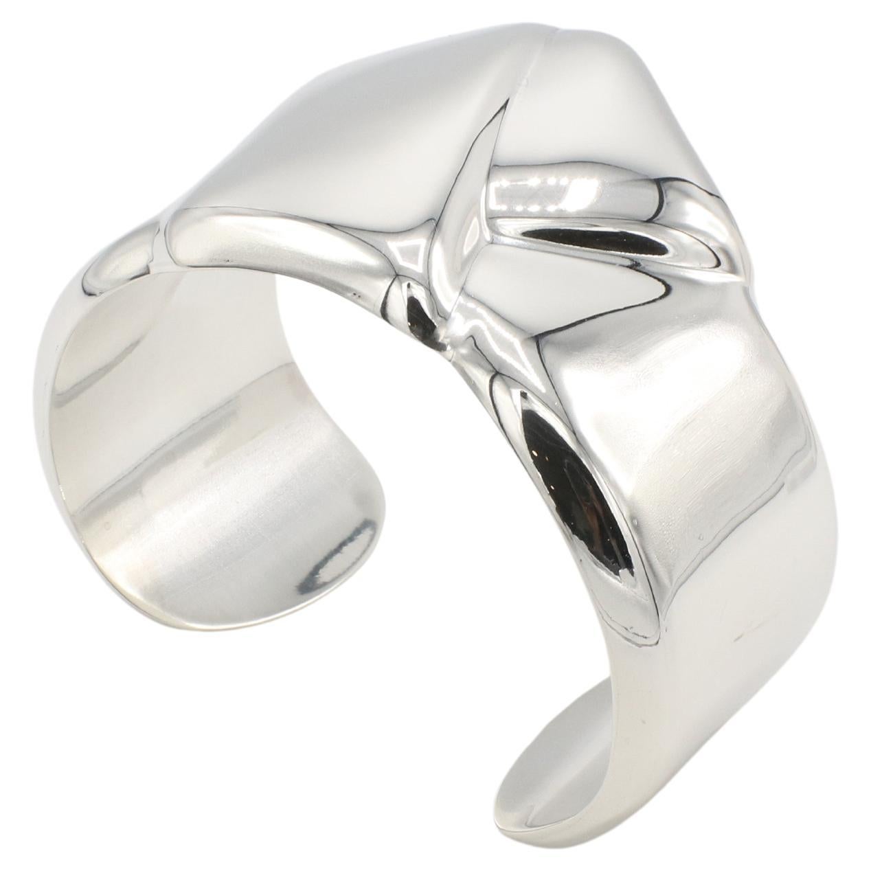 Tiffany & Co. Elsa Peretti Sterling Silver Vintage 1978 Knot Cuff Bracelet 
Metal: Sterling silver 925
Weight: 57.04 grams
Width: 40mm at widest point
Inside diameter: 55mm
Size: Fits approx. 6.25 inch wrist
Signed: Peretti Tiffany & Co. ©Italy 1978
