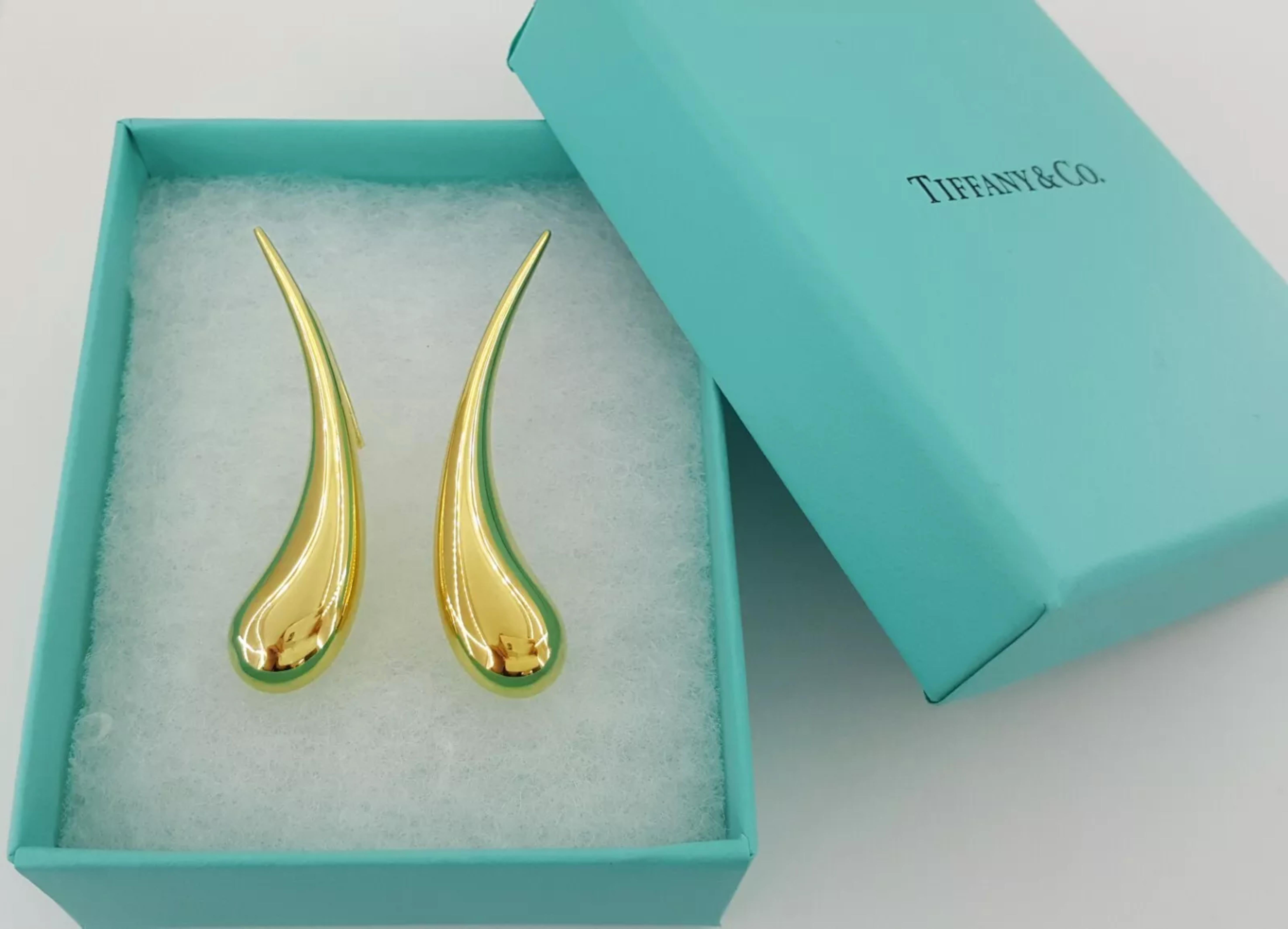 Tiffany & Co. Elsa Peretti Teardrop 18K Yellow Gold Hook Earrings

Exuding timeless elegance, these Tiffany & Co. Elsa Peretti Teardrop Hook Earrings are a striking example of Peretti’s signature fluid design. Crafted from solid 18K yellow gold,