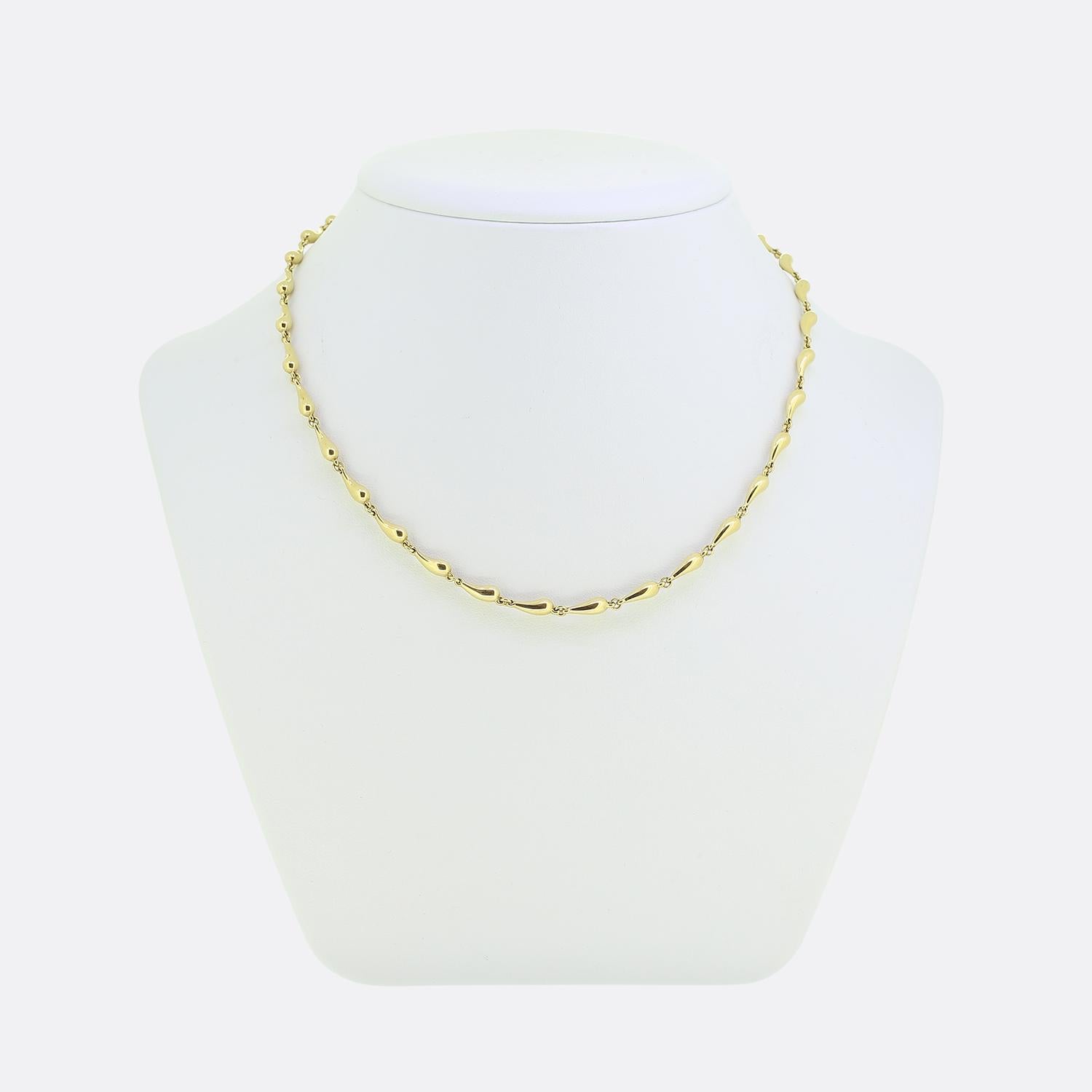 Si tratta di una meravigliosa e rara collana di Tiffany, designer di gioielli di lusso. La collana fa parte della collezione Elsa Peretti a goccia e ogni maglia è realizzata a forma di goccia di pioggia o di rugiada mattutina. È realizzato in oro