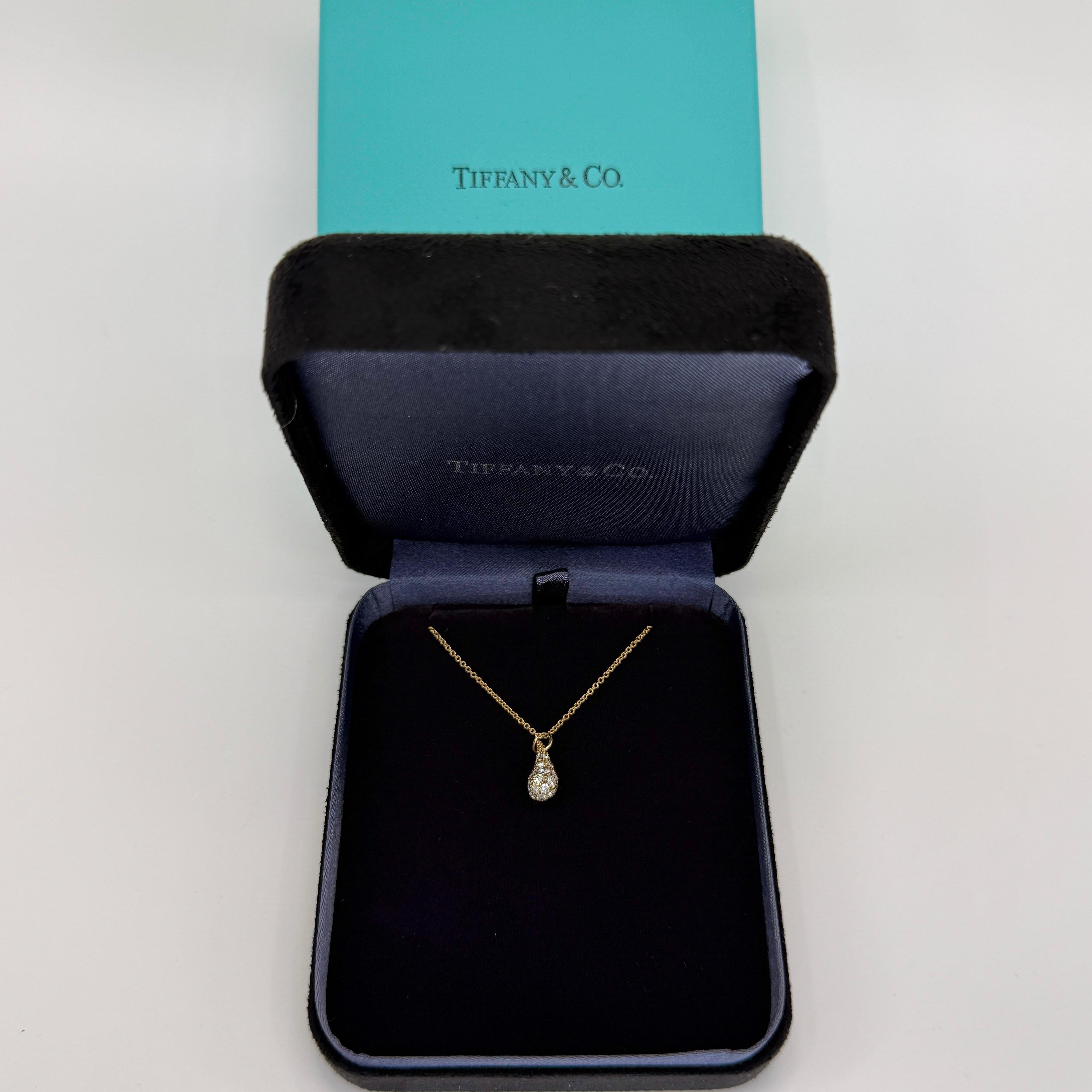 Tiffany & Co. Collana con diamante a goccia in oro giallo 18k di Elsa Peretti.

Un bellissimo e autentico ciondolo a goccia di Tiffany & Co. dell'elegante e popolare linea Elsa Peretti. 

Il ciondolo e la catena sono in oro 18 carati e il ciondolo è