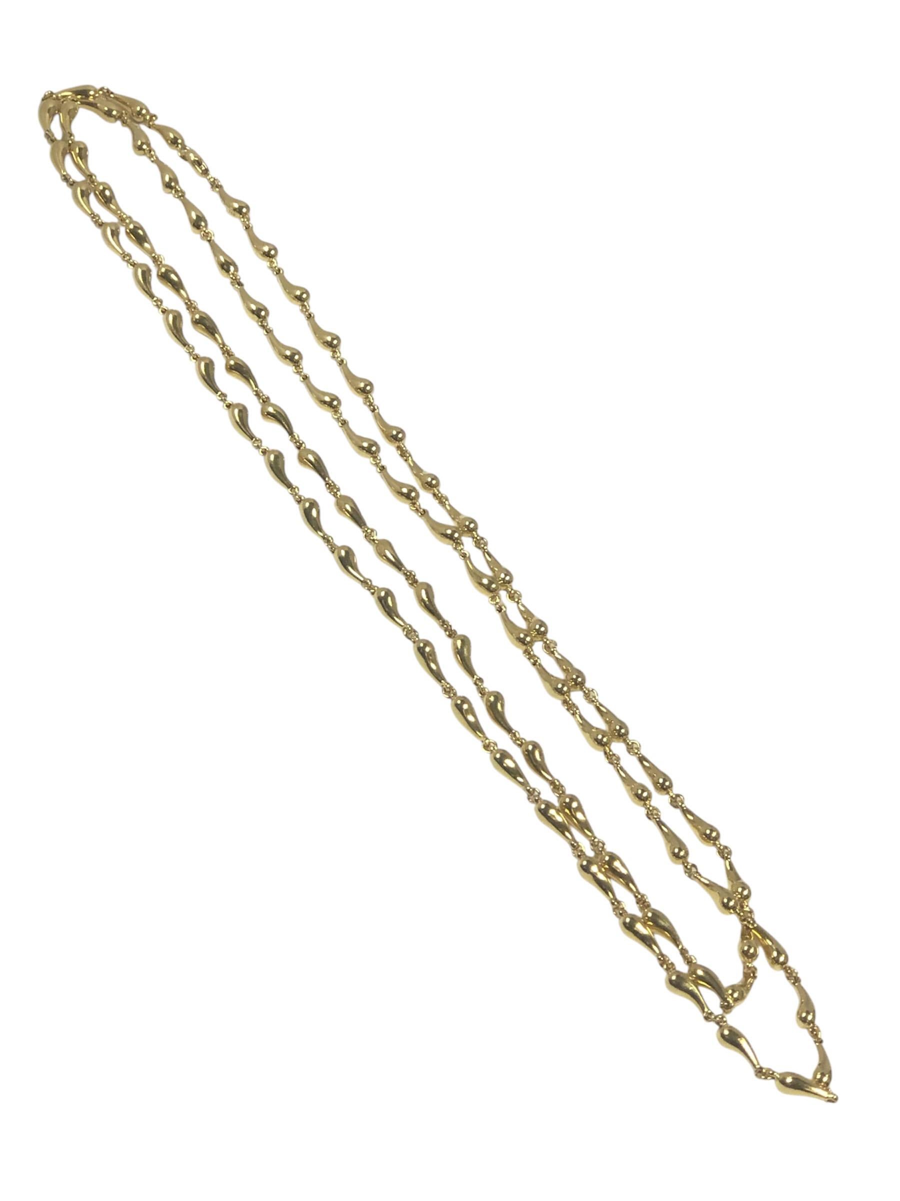 Circa 2000 Elsa Peretti for Tiffany & Co. Opera length Teardrop Necklace en or jaune 18k, mesurant 37 pouces de long et ayant des liens solides en forme de goutte, pesant 68.2 Grammes.