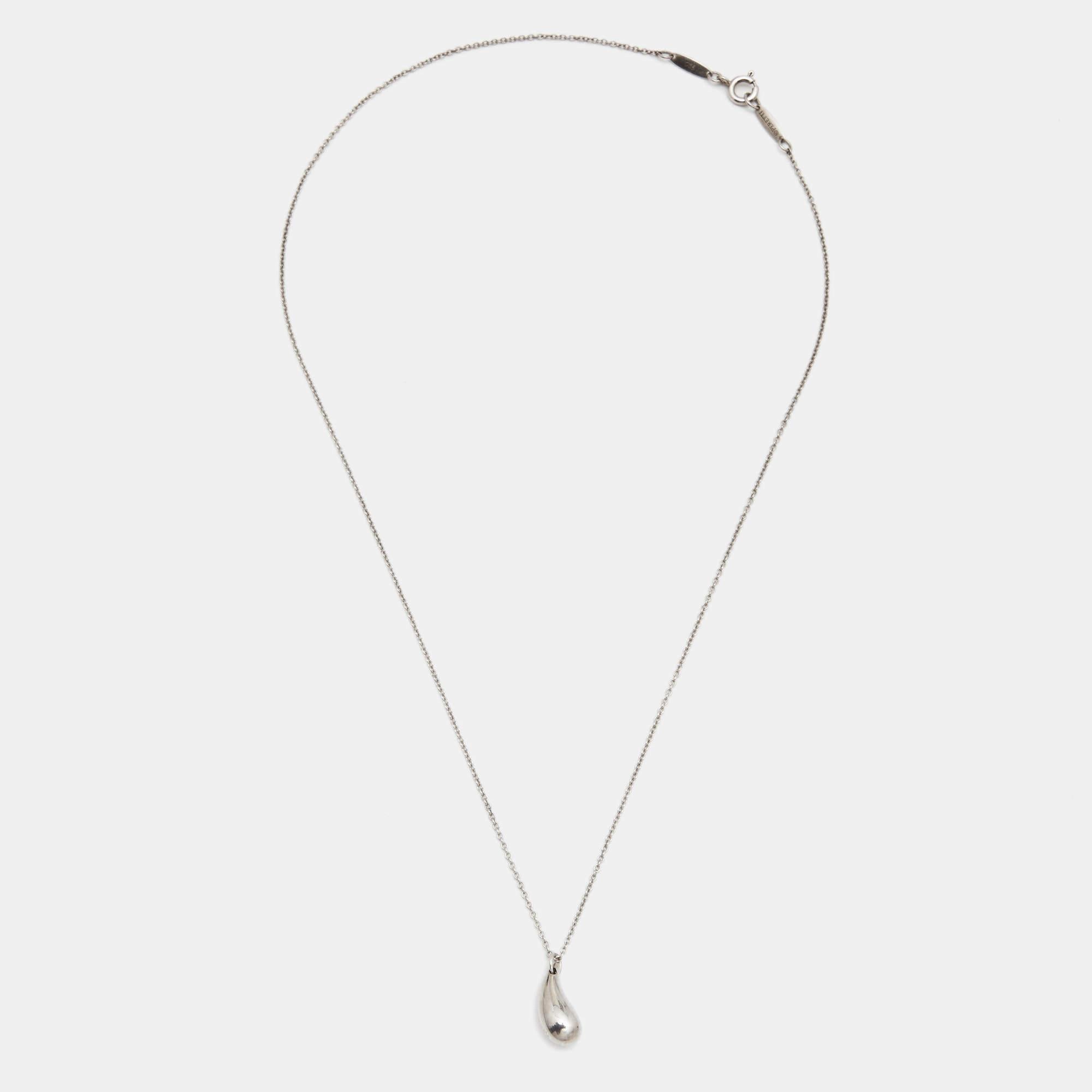 Featuring the iconic Elsa Peretti Teardrop style, this Tiffany necklace is too hard to miss. It is designed with a silver-tone chain necklace and centred with a teardrop pendant. This piece is secured with a spring ring closure. Make this simple yet