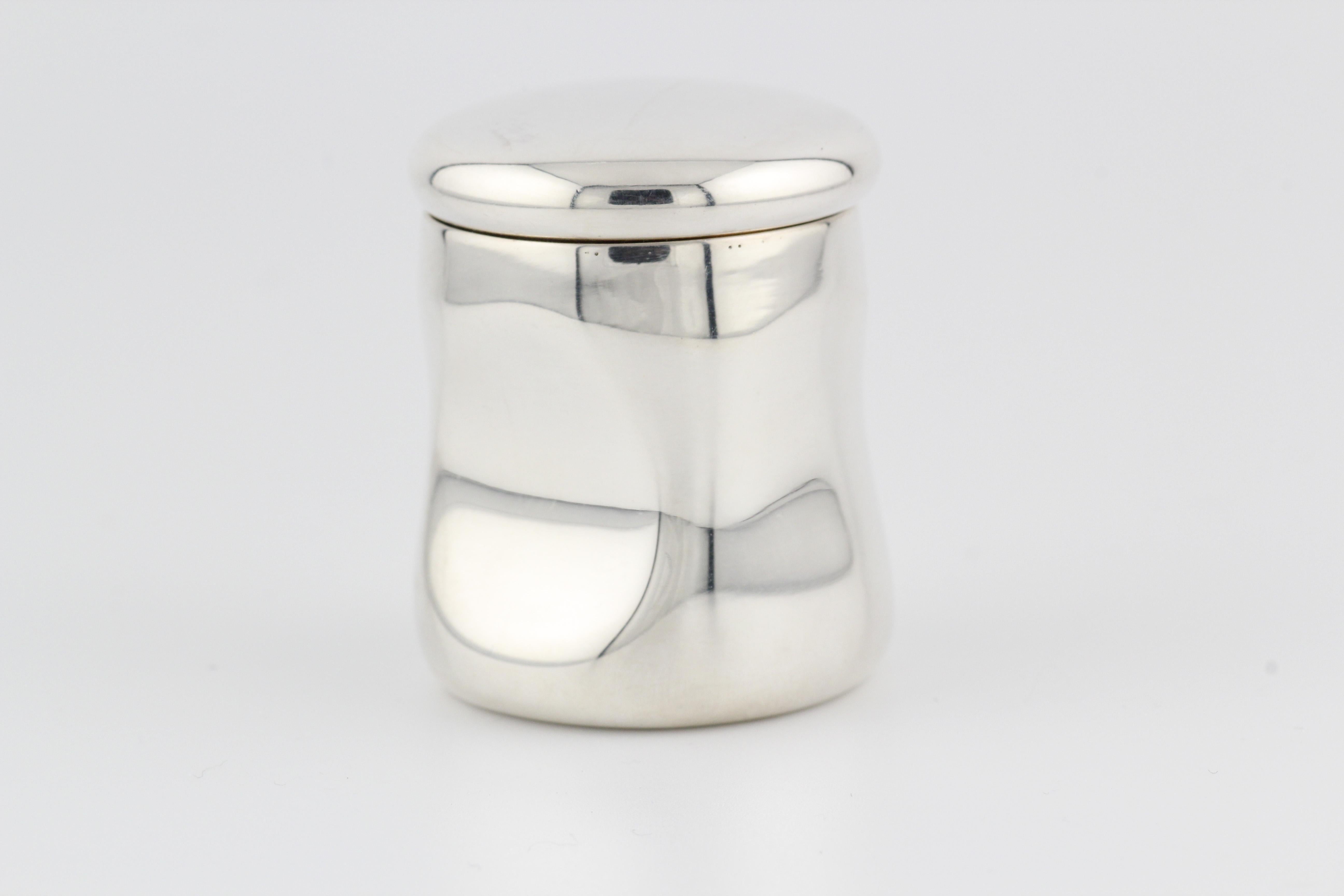 Présentation de la collection Tiffany & Co. Le pilulier en argent sterling à empreinte de pouce d'Elega Peretti est une sublime combinaison de praticité et d'élégance artistique. Fabriqué par la célèbre designer Elsa Peretti pour Tiffany & Co, ce