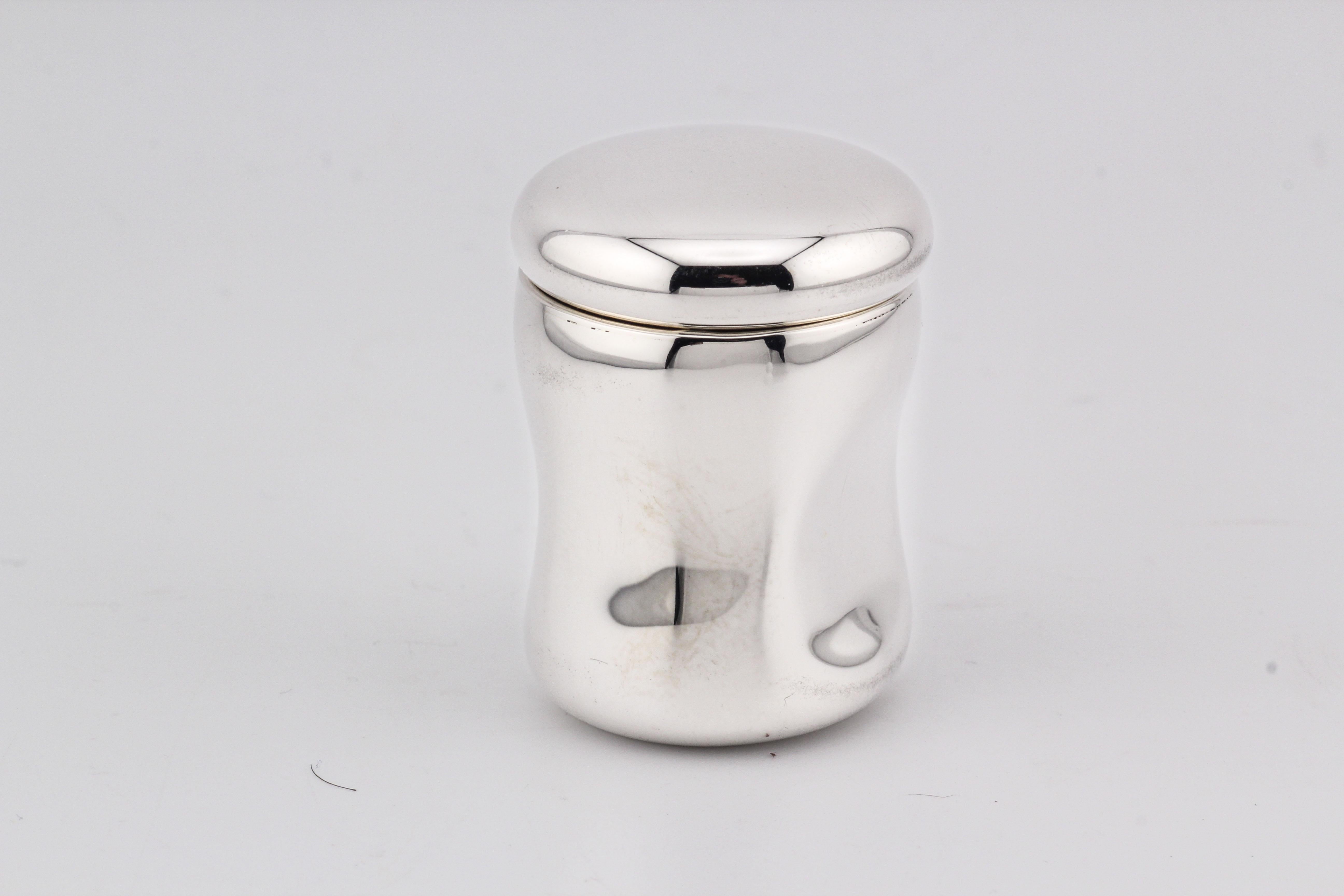 Présentation de la collection Tiffany & Co. Le pilulier en argent sterling à empreinte de pouce d'Elega Peretti est une sublime combinaison de praticité et d'élégance artistique. Fabriqué par la célèbre designer Elsa Peretti pour Tiffany & Co, ce