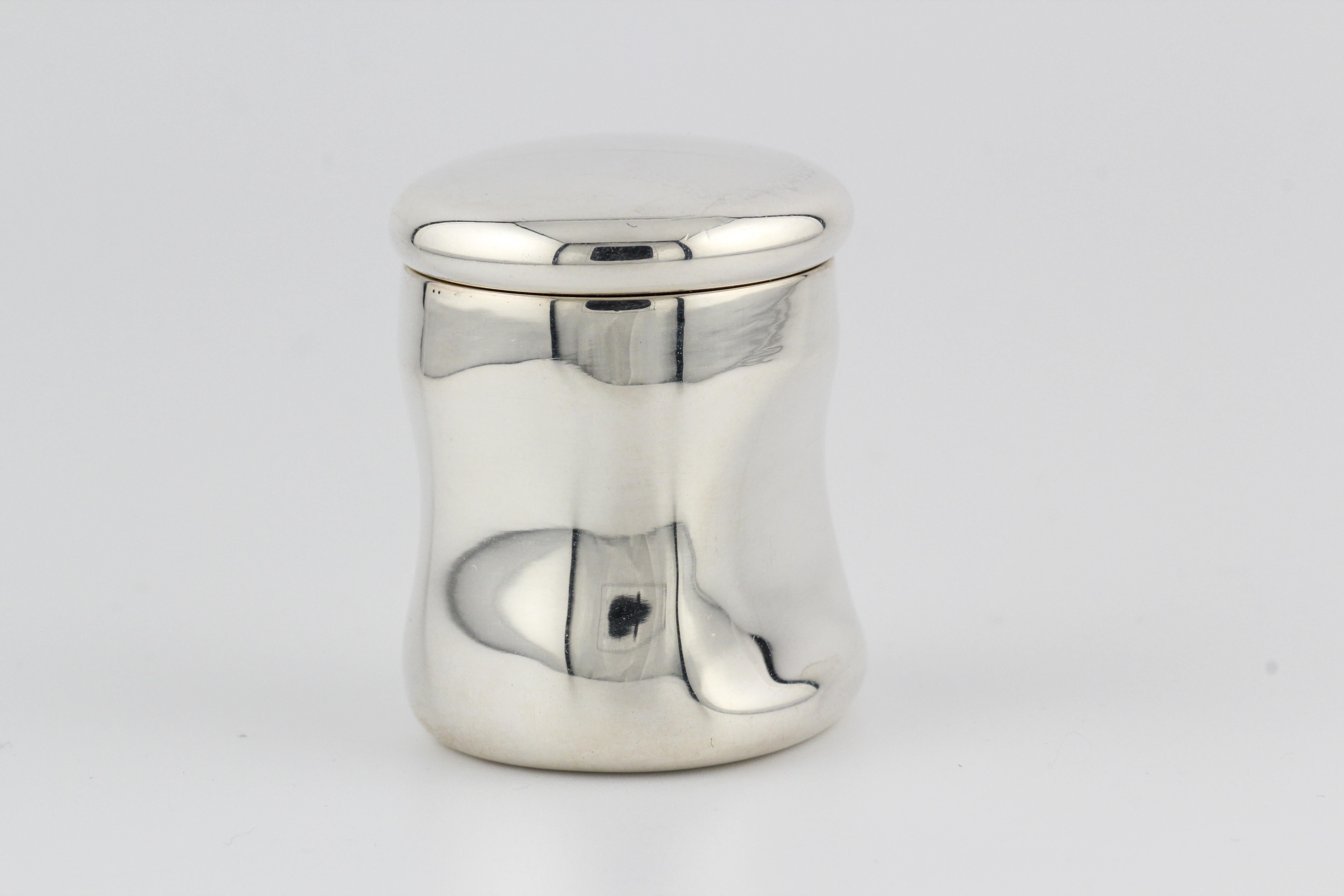 Tiffany & Co. Elsa Peretti Boîte à pilules en argent Sterling avec empreinte de pouce Bon état - En vente à Simpsonville, SC