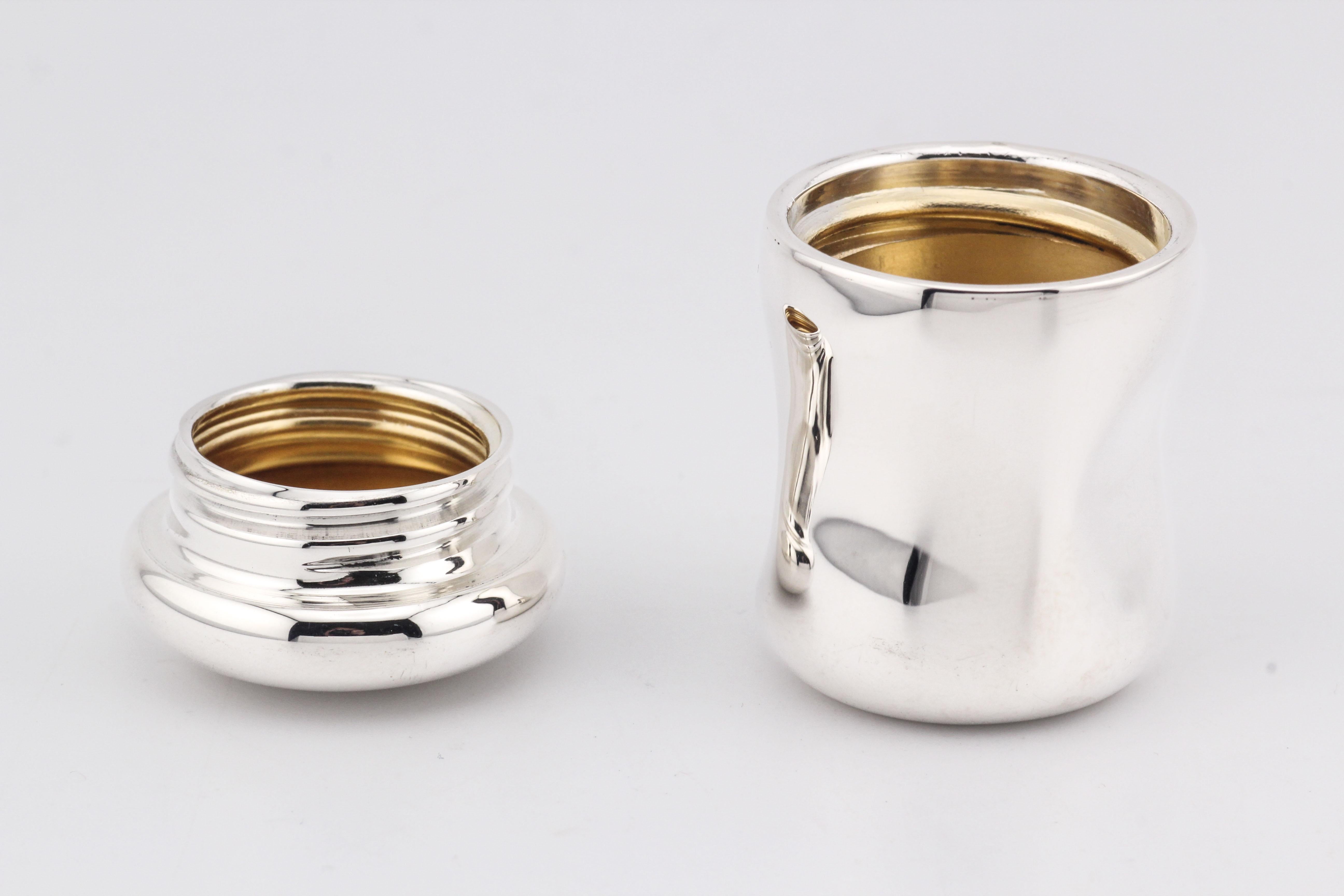 Tiffany & Co. Elsa Peretti Boîte à pilules en argent Sterling avec empreinte de pouce en vente 1