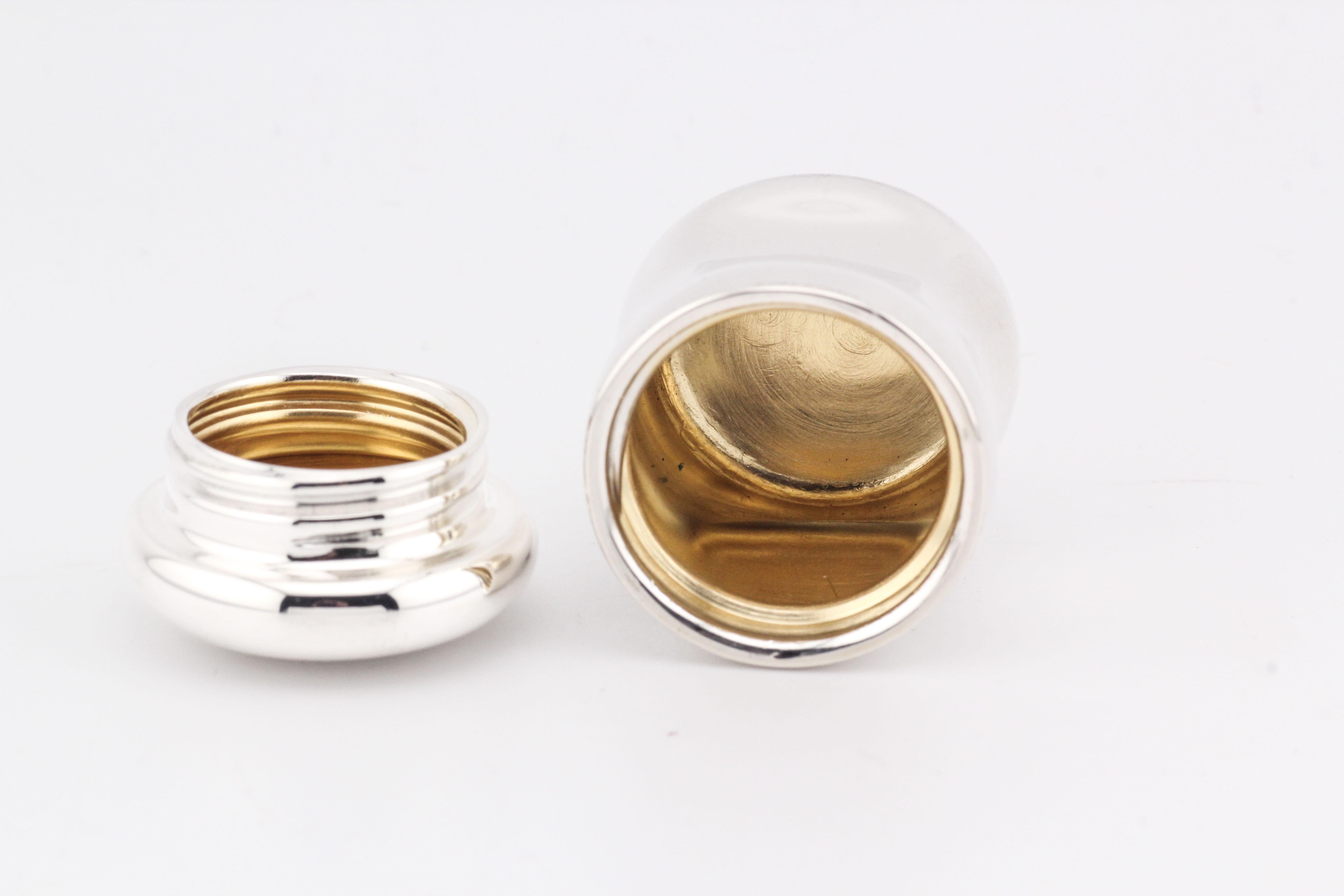 Tiffany & Co. Elsa Peretti Boîte à pilules en argent Sterling avec empreinte de pouce en vente 2