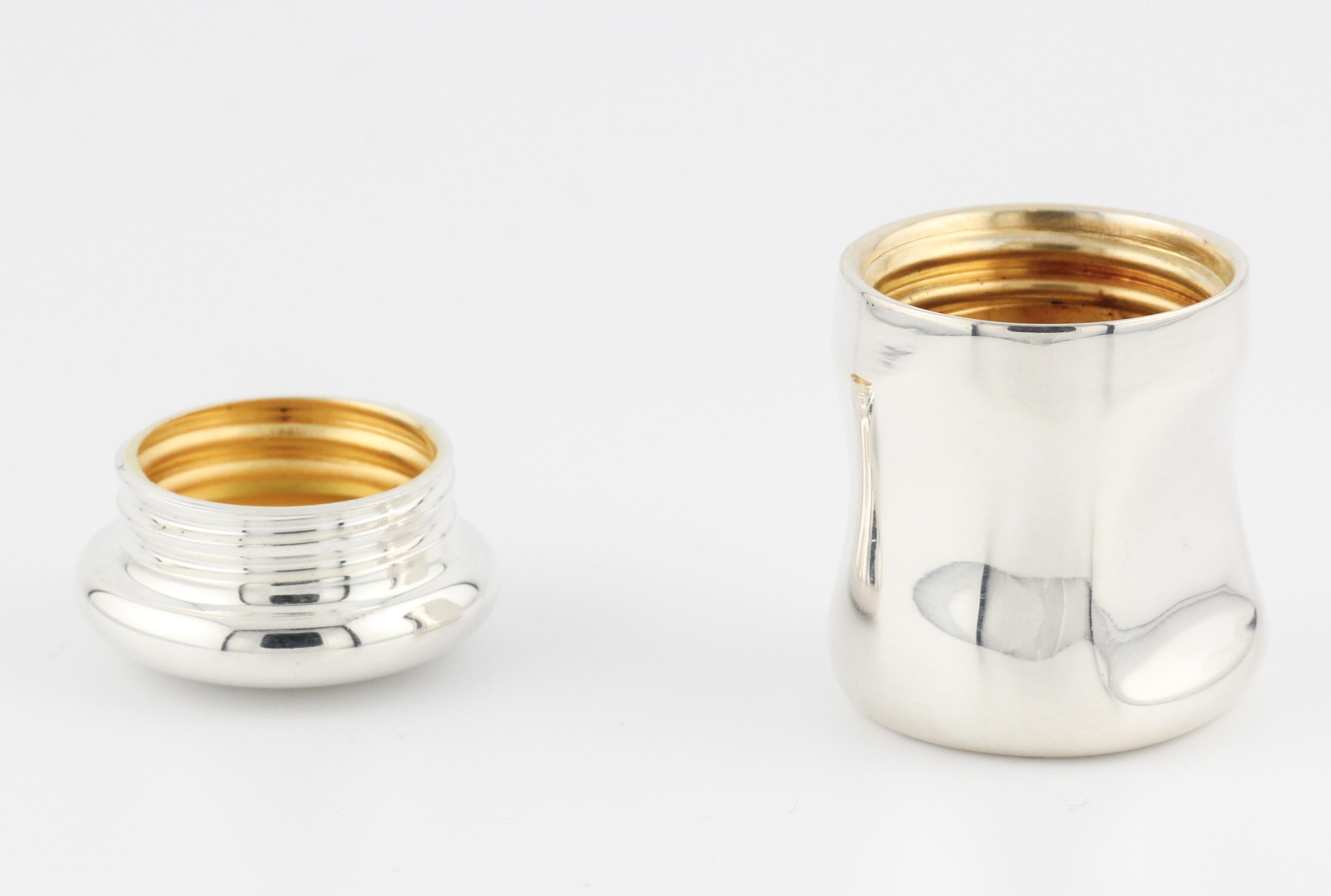 Tiffany & Co. Elsa Peretti Boîte à pilules en argent Sterling avec empreinte de pouce en vente 3