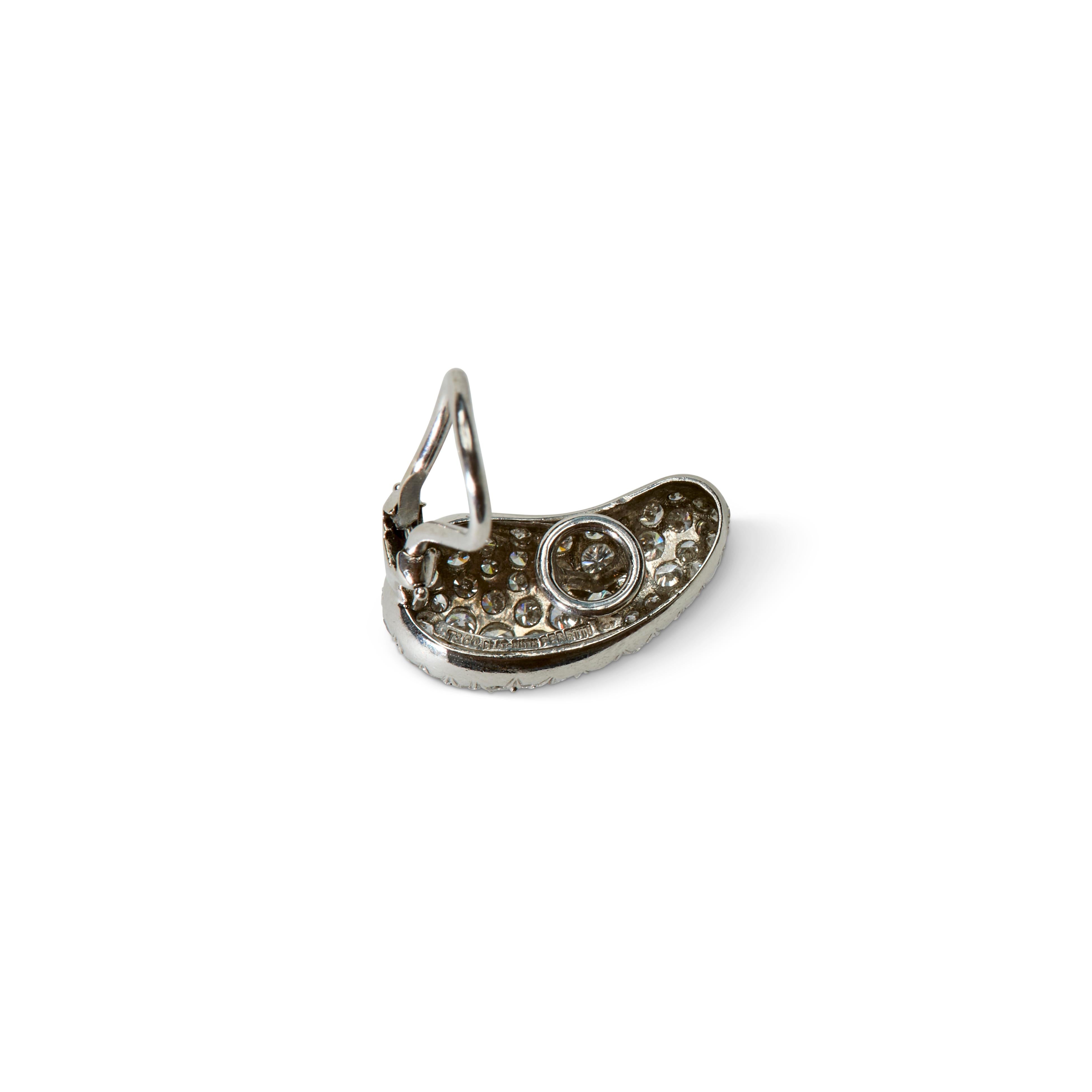 Elsa Peretti was one of five jewelers who designed for Tiffany and who signed  pieces with their own names next to that of Tiffany & Co. The “bean” design was created by Peretti in 1974 and celebrated her belief that “style is to be simple”. She is