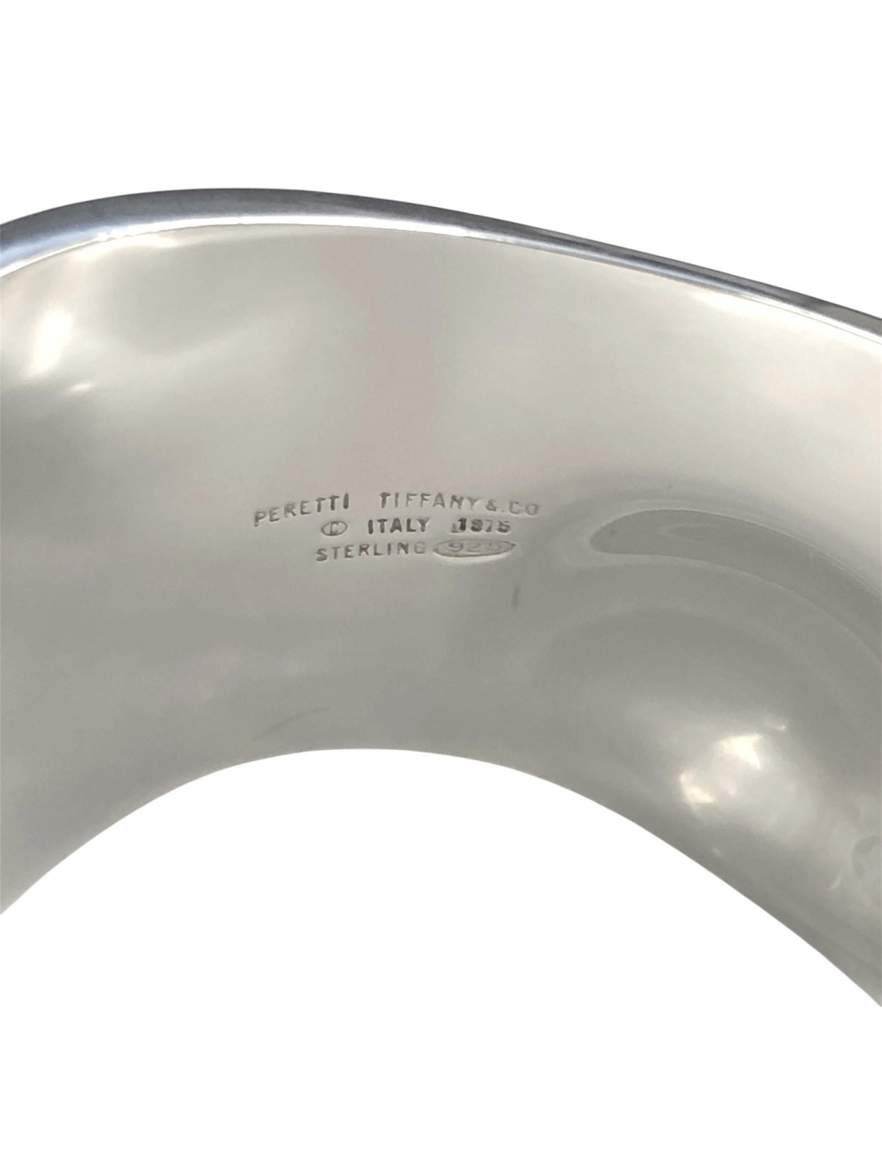 Tiffany & Co. Elsa Peretti Vintage large Silver Bone Cuff Bracelet In Excellent Condition For Sale In Chicago, IL
