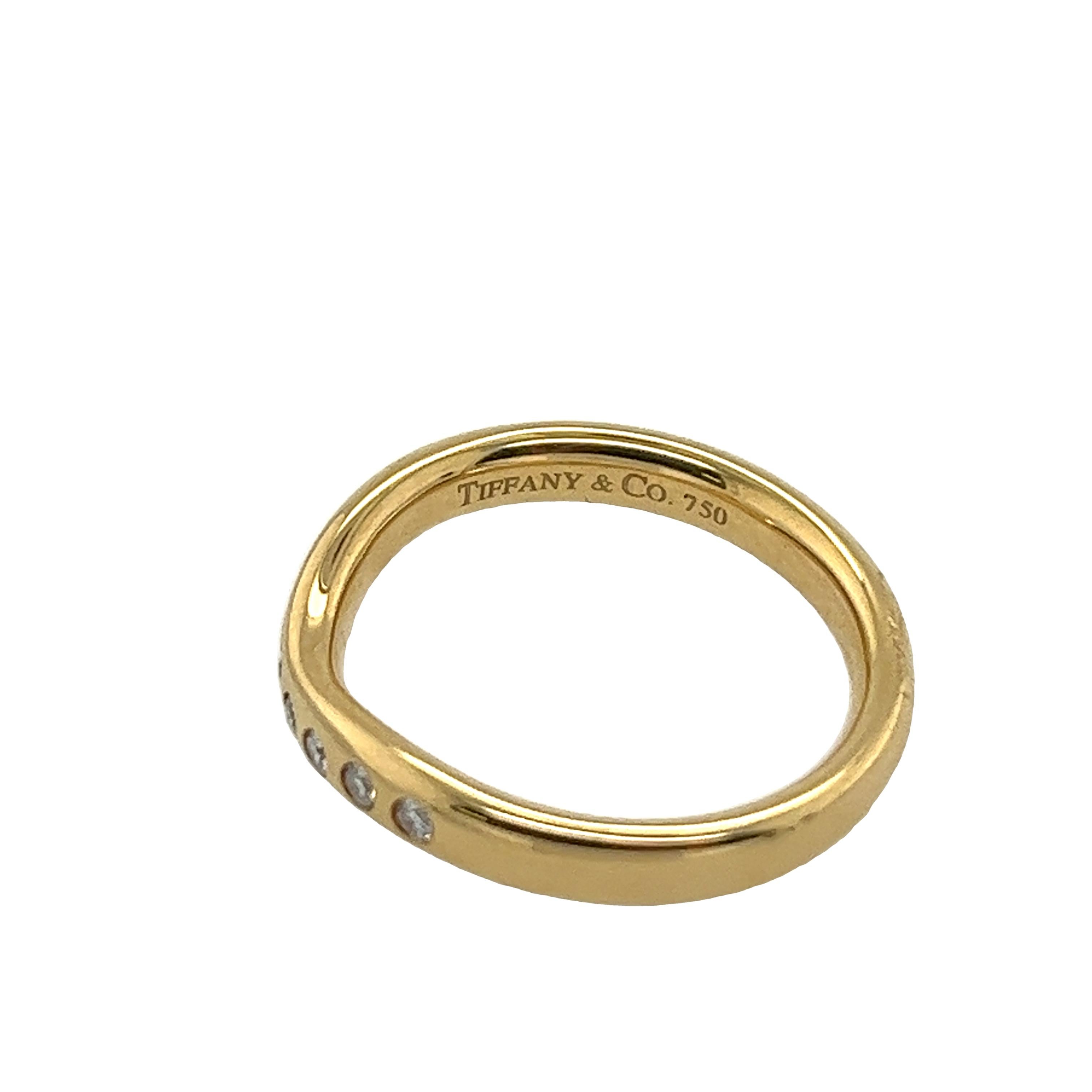 Anmut und Raffinesse verströmend, ist die Tiffany & Co. Das Elsa Peretti Hochzeitsband ist mit neun Diamanten verziert, die zart in 18 Karat Gelbgold gefasst sind. Jeder Diamant spiegelt das ewige Versprechen der Liebe wider und ist ein zeitloses