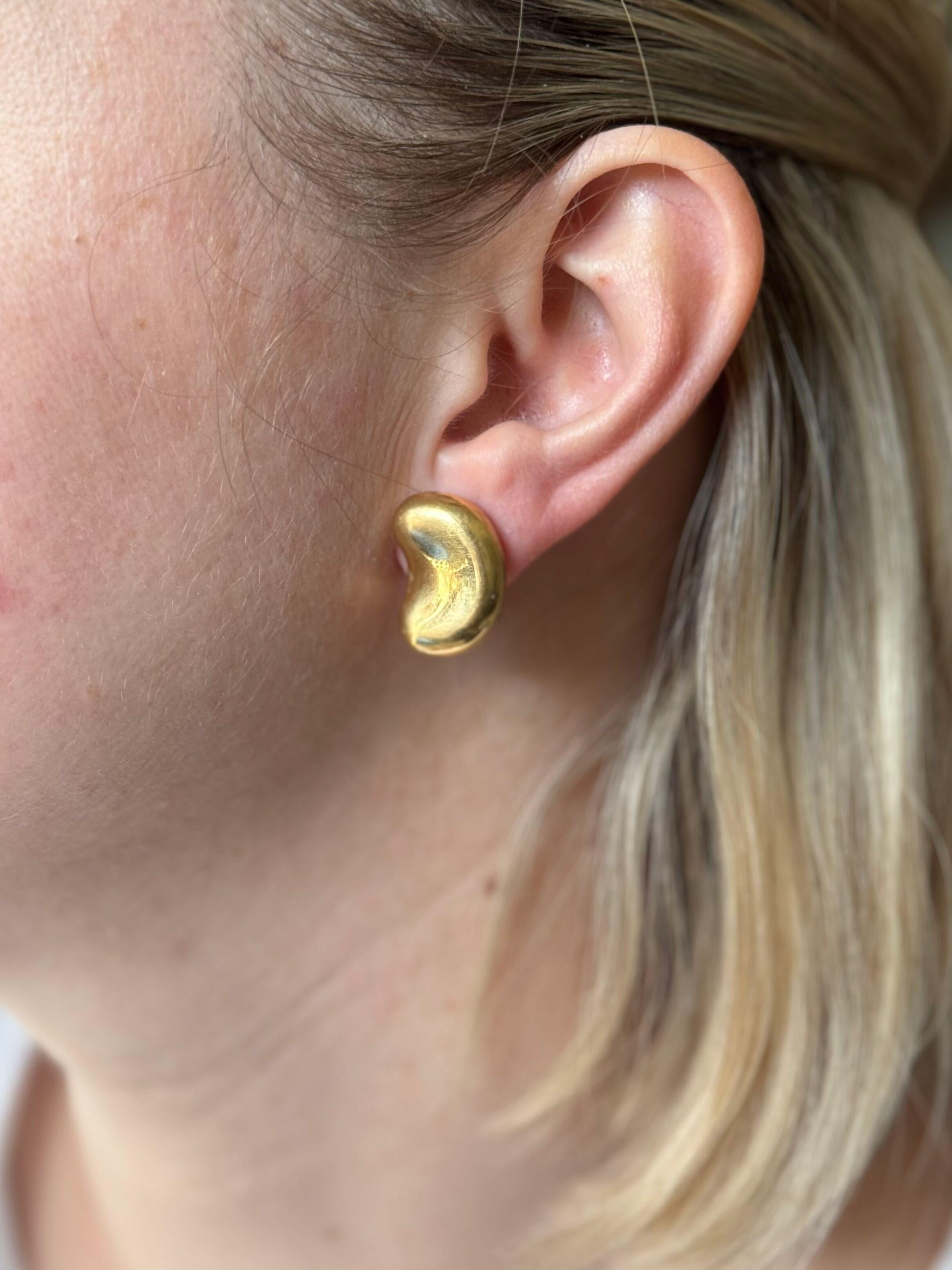 Tiffany & Co Elsa Peretti Yellow Gold Bean Earrings

Pair of iconic bean earrings , designed by Elsa Peretti for Tiffany & Co in 18k yellow gold. Earrings measure 23mm x 15mm. Marked on the side: 750, Tiffany & Co, Peretti. Weight - 16.7 grams. 

In