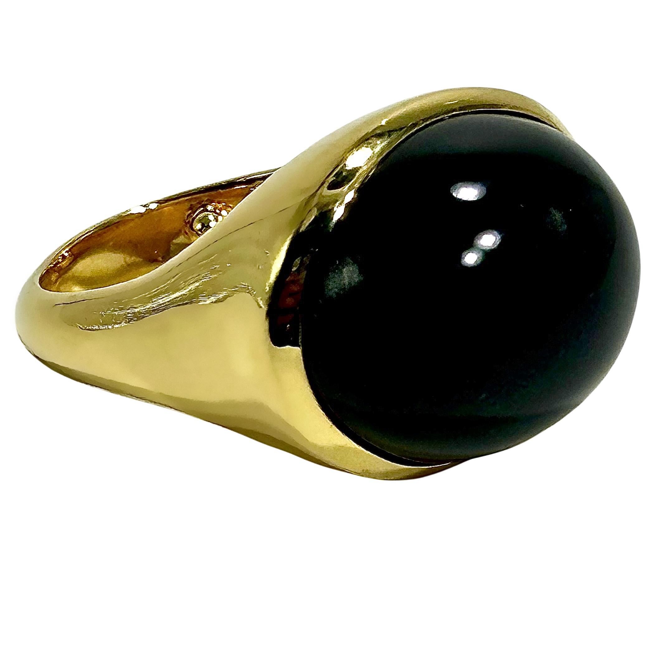 Cette bague classique en or jaune 18 carats et jade, conçue par Elsa Peretti pour Tiffany & Co, possède le caractère organique, sculptural et sensuel qui caractérise ses créations audacieuses. Le cabochon central de jade noir naturel de 20 mm sur 16