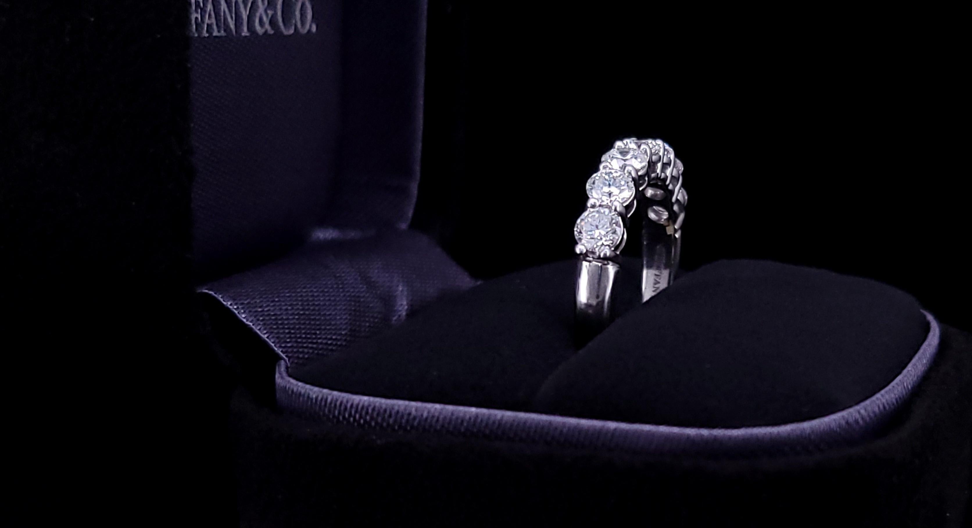 Tiffany & Co. Embrace 7 Stone Diamond Wedding Anniversary Band Corte redondo en venta