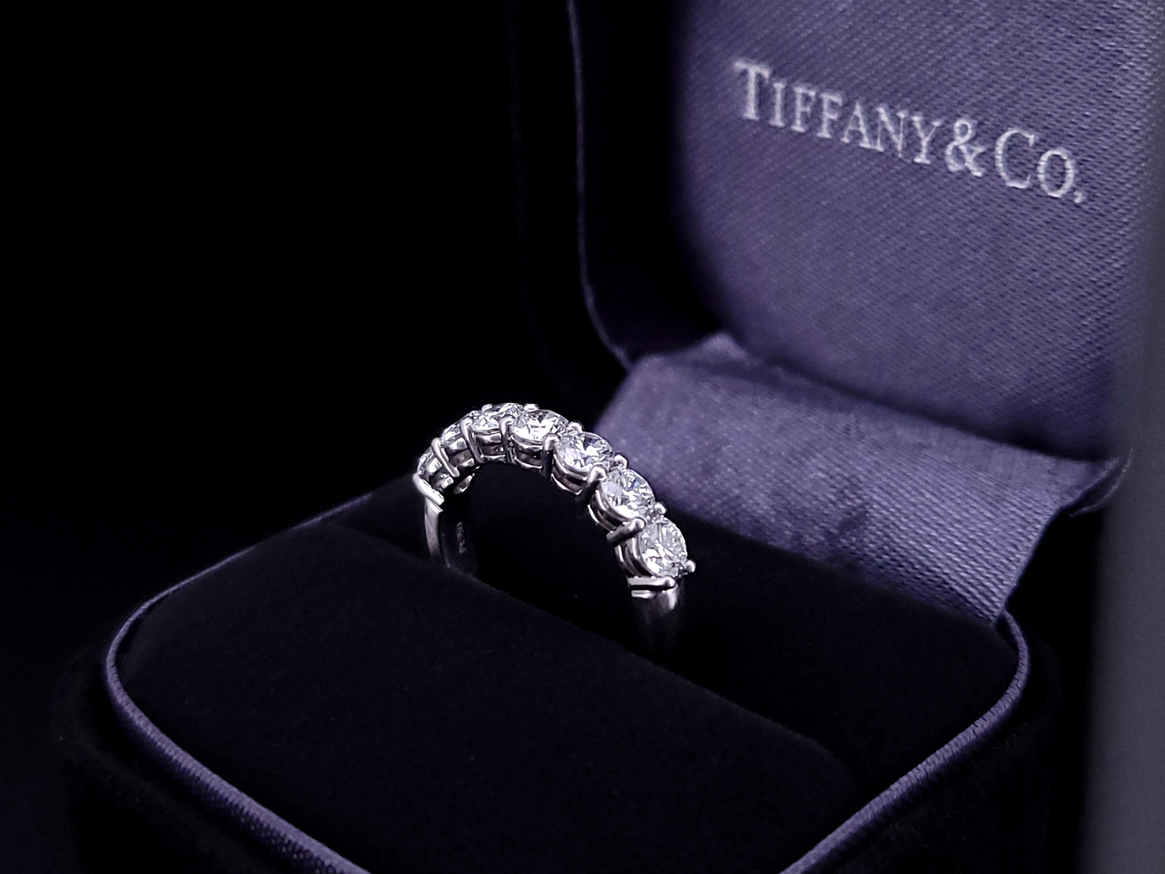Tiffany & Co. Embrace 7 Stone Diamond Wedding Anniversary Band Size 7 In Excellent Condition For Sale In New York, NY