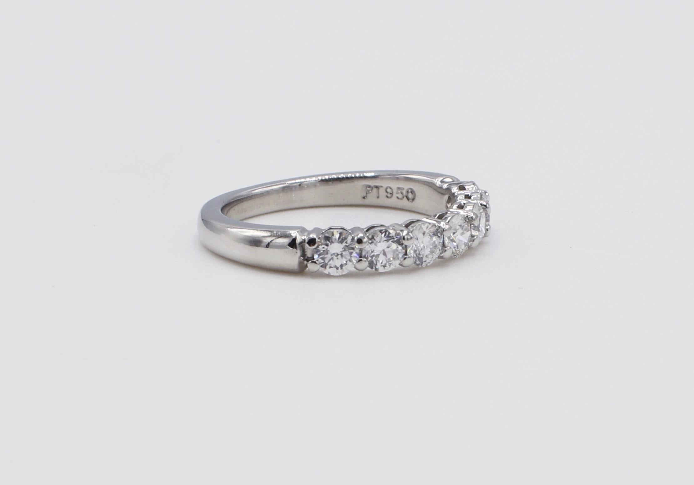 Tiffany & Co. Embrace Platin natürlichen Diamanten 7 Stein .57 Karat Hochzeit Band Ring Größe 4,5
Metall: Platin
Gewicht: 3.87 Gramm
Diamanten: 7 runde natürliche Diamanten im Brillantschliff, ca. .57 CTW F VS
Größe: 4.5 (US)
Einzelhandel: $5.400 USD