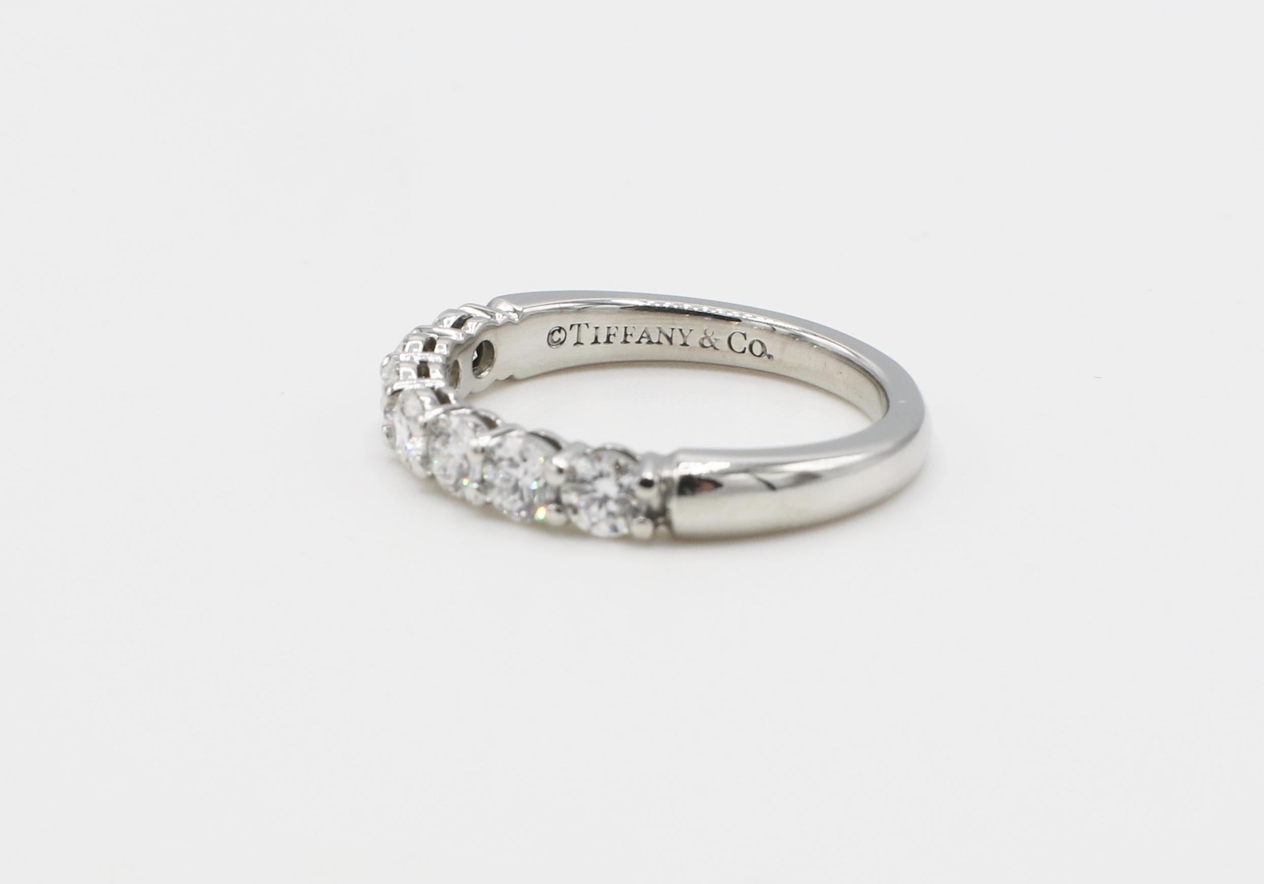 Tiffany & Co. Embrace Platin-Diamant 7-Stein .57 Karat Ehering (Moderne)