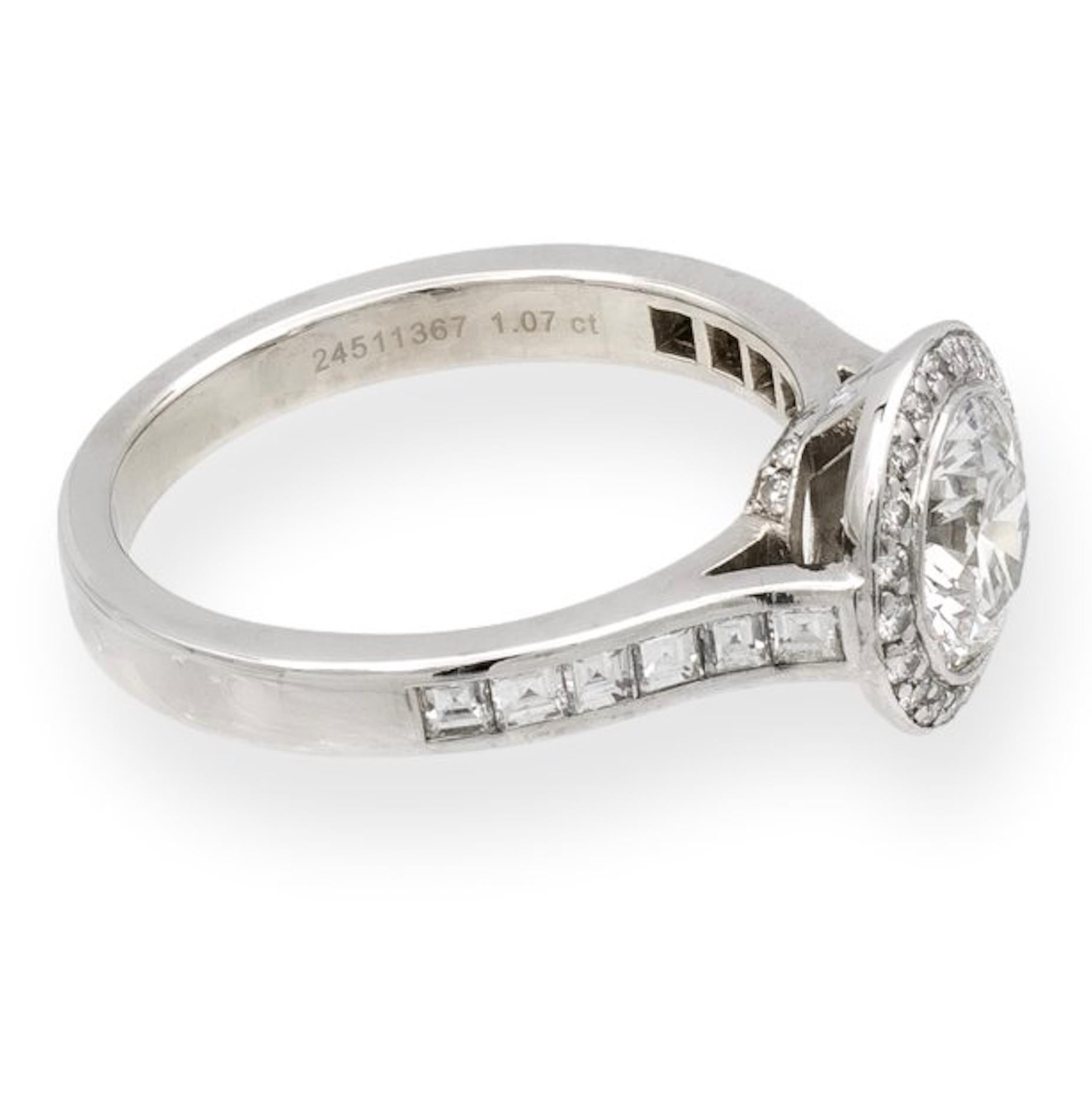 Tiffany & Co. Verlobungsring aus Platin mit rundem Diamant-Halo 1,07 Karat GVVS1 im Zustand „Hervorragend“ im Angebot in New York, NY